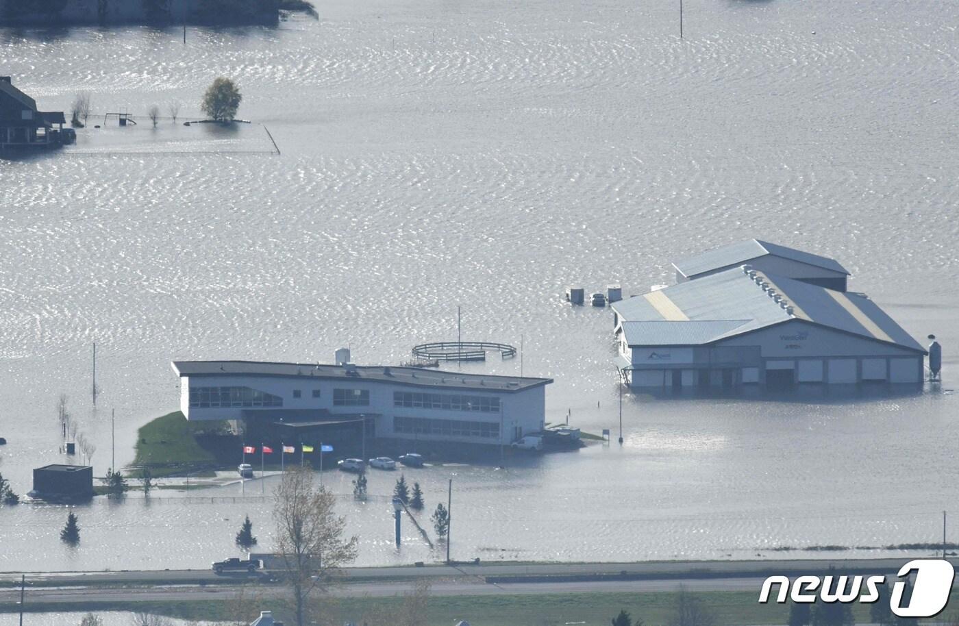 본문 이미지 - 17일 캐나다 브리티시컬럼비아주에 대규모 홍수가 발생했다. ⓒ AFP=뉴스1