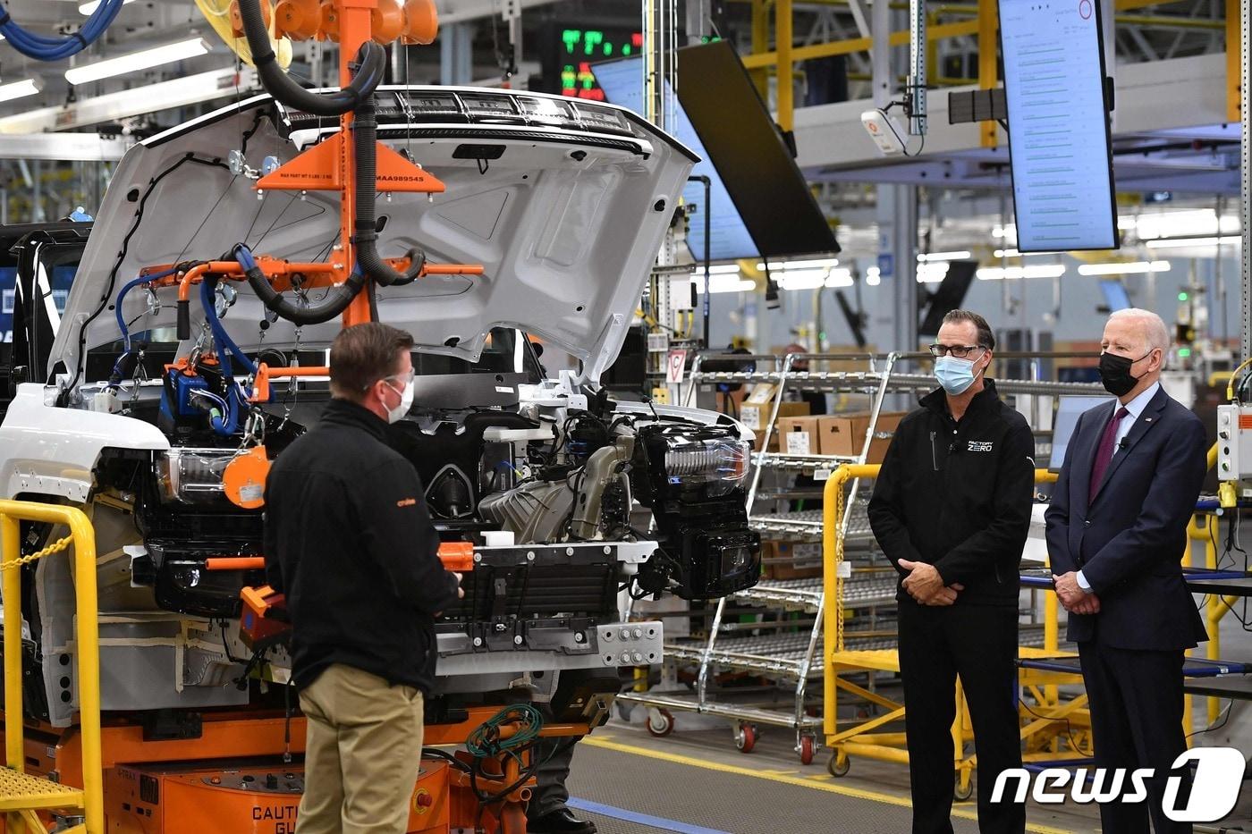 본문 이미지 - 조 바이든 미국 대통령이 17일(현지시간) 미시간주 디트로이트의 GM 전기차 팩토리 제로를 방문해 허머 전기 자동차 생산 라인서 근로자와 얘기를 하고 있다. ⓒ AFP=뉴스1 ⓒ News1 우동명 기자