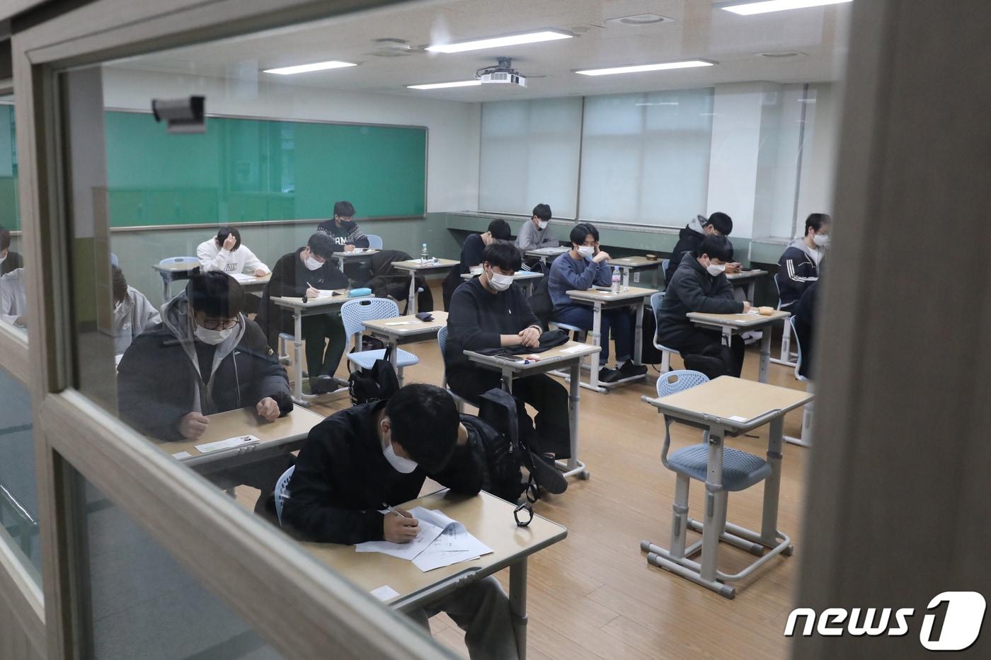 2022학년도 대학수학능력시험 고사장의 모습. 2021.11.18/뉴스1 ⓒ News1 김용빈 기자