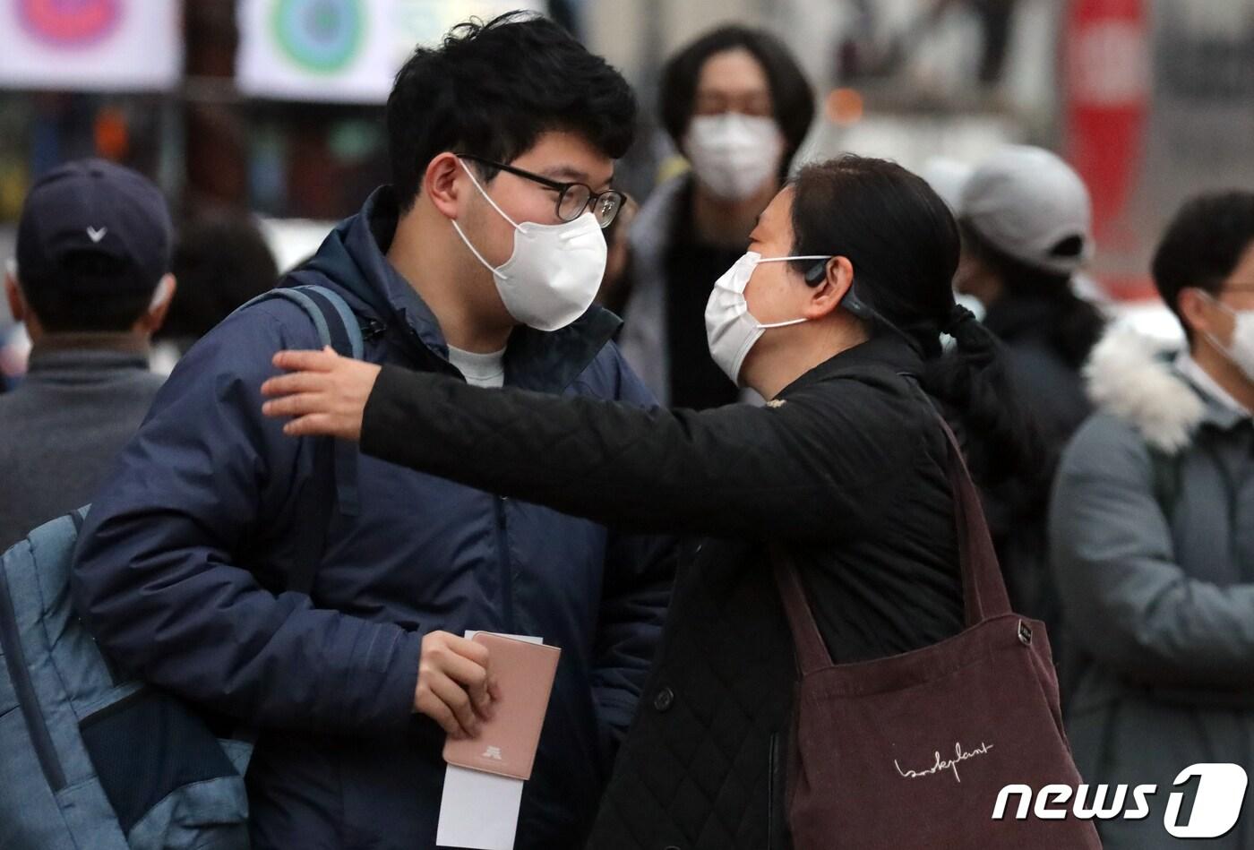 본문 이미지 - 2022학년도 대학수학능력시험일인 18일 오전 서울 종로구 동성고등학교에서 어머니가 수험생을 안으며 응원하고 있다.2021.11.18/뉴스1 ⓒ News1 김명섭 기자