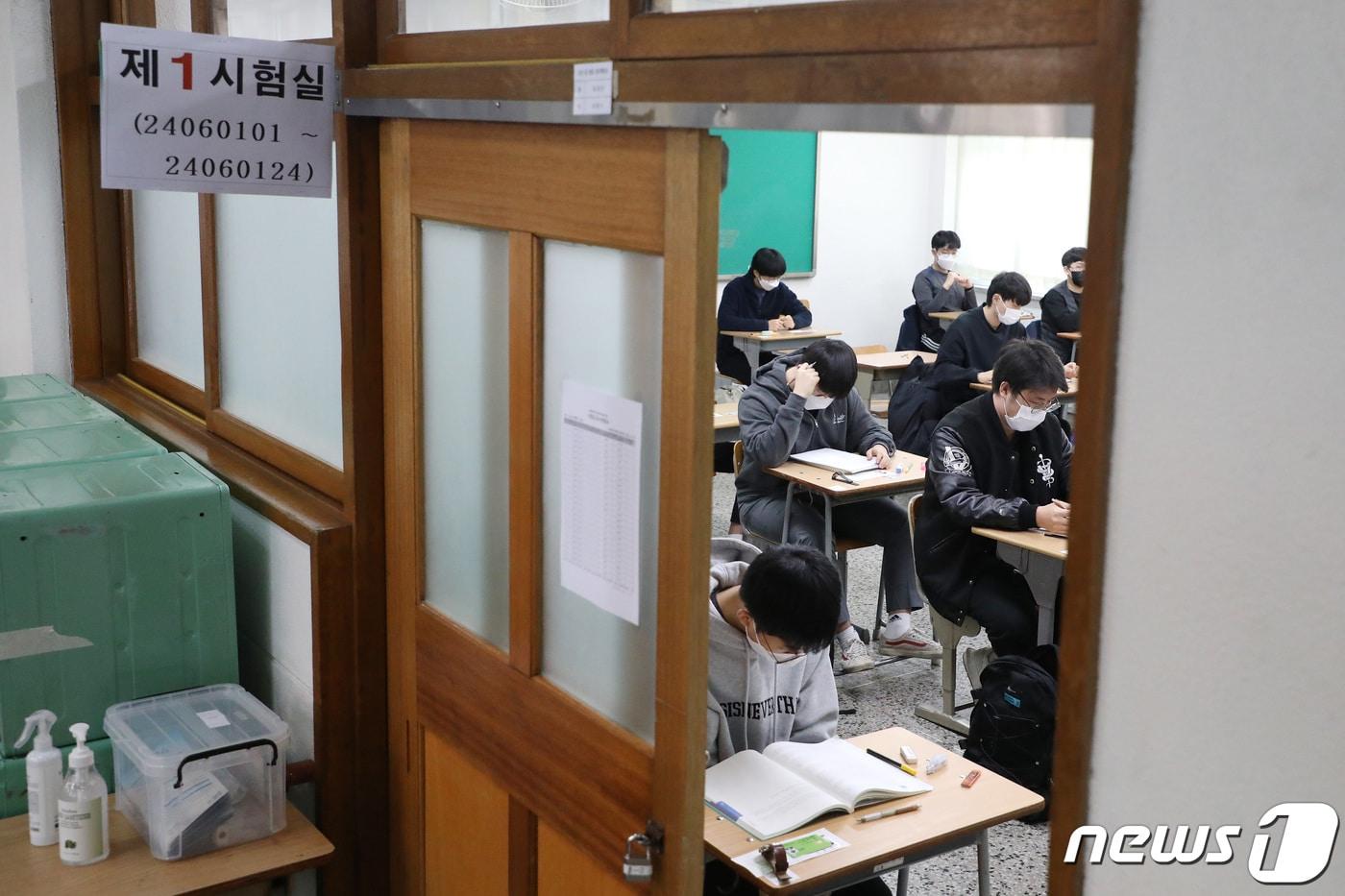 본문 이미지 - 2022학년도 대학수학능력시험일인 18일 오전 대구 수성구 경북고등학교 시험실에서 수험생들이 수능 시작을 기다리고 있다. 2021.11.18/뉴스1 ⓒ News1 공정식 기자