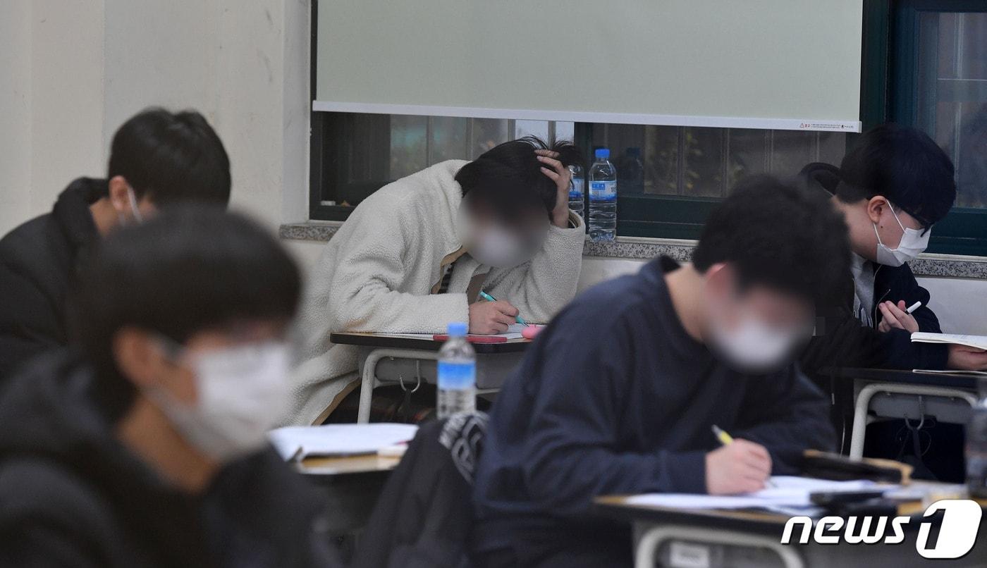 본문 이미지 - 2022학년도 대학수학능력시험일 수능 시험장의 모습. 2021.11.18/뉴스1 ⓒ News1 사진공동취재단