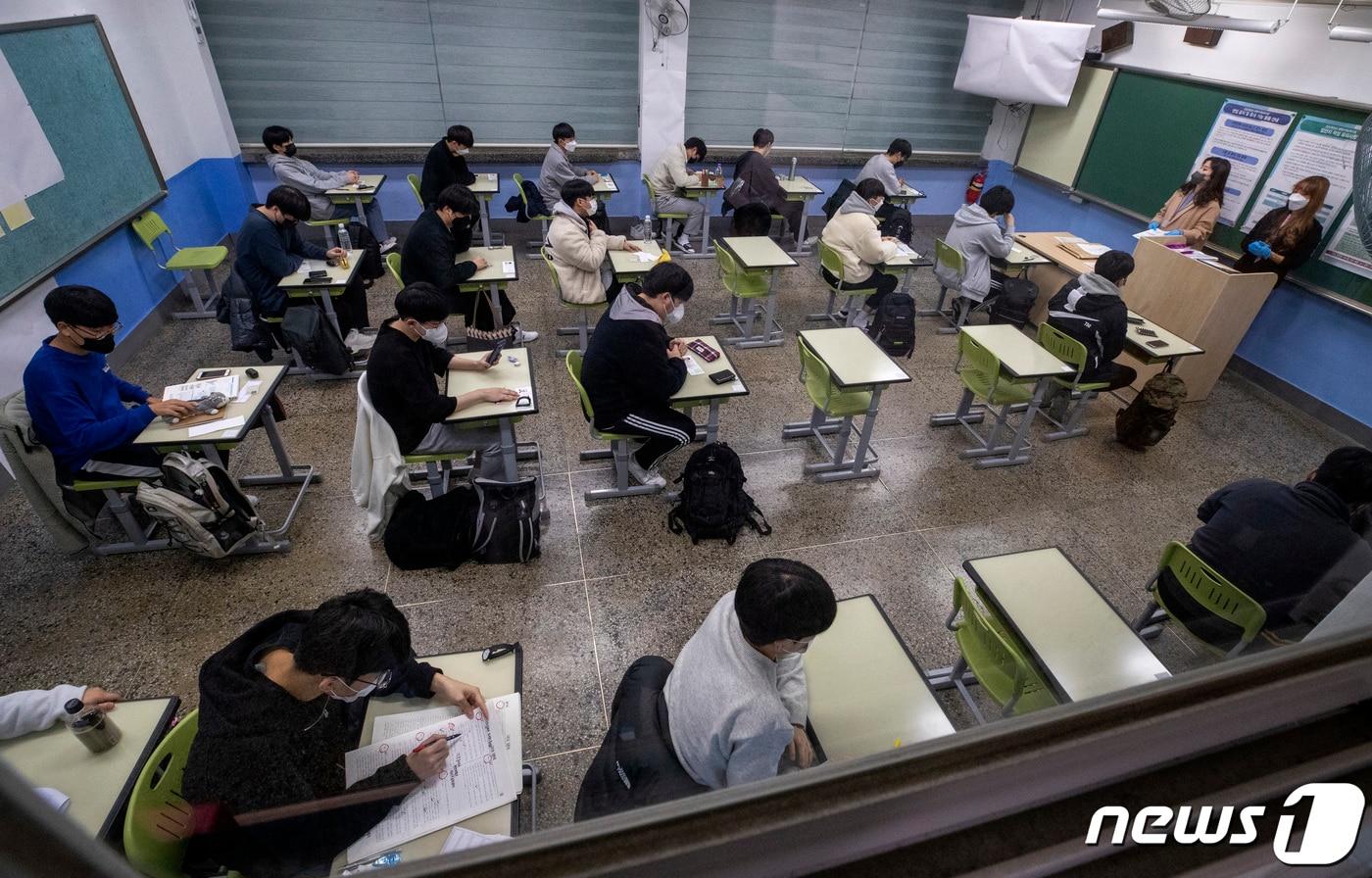 2022학년도 대학수학능력시험이 치러진 18일 오전 서울 여의도고등학교에 마련된 시험장에서 수험생들이 시험을 기다리고 있다.  2021.11.18/뉴스1 ⓒ News1 사진공동취재단