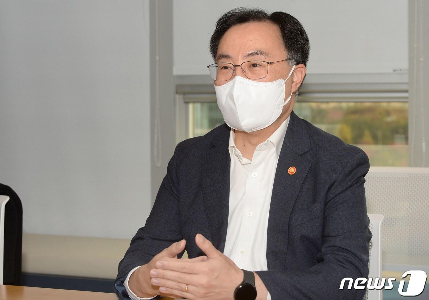 본문 이미지 - 문승욱 산업통상자원부 장관이 지난 18일 오전 경기도 화성에 있는 첨단 글로벌 장비기업 'ASML'사의 피터 베닝크 CEO와 면담하고 있다. (산업통상자원부 제공) 2021.11.18/뉴스1