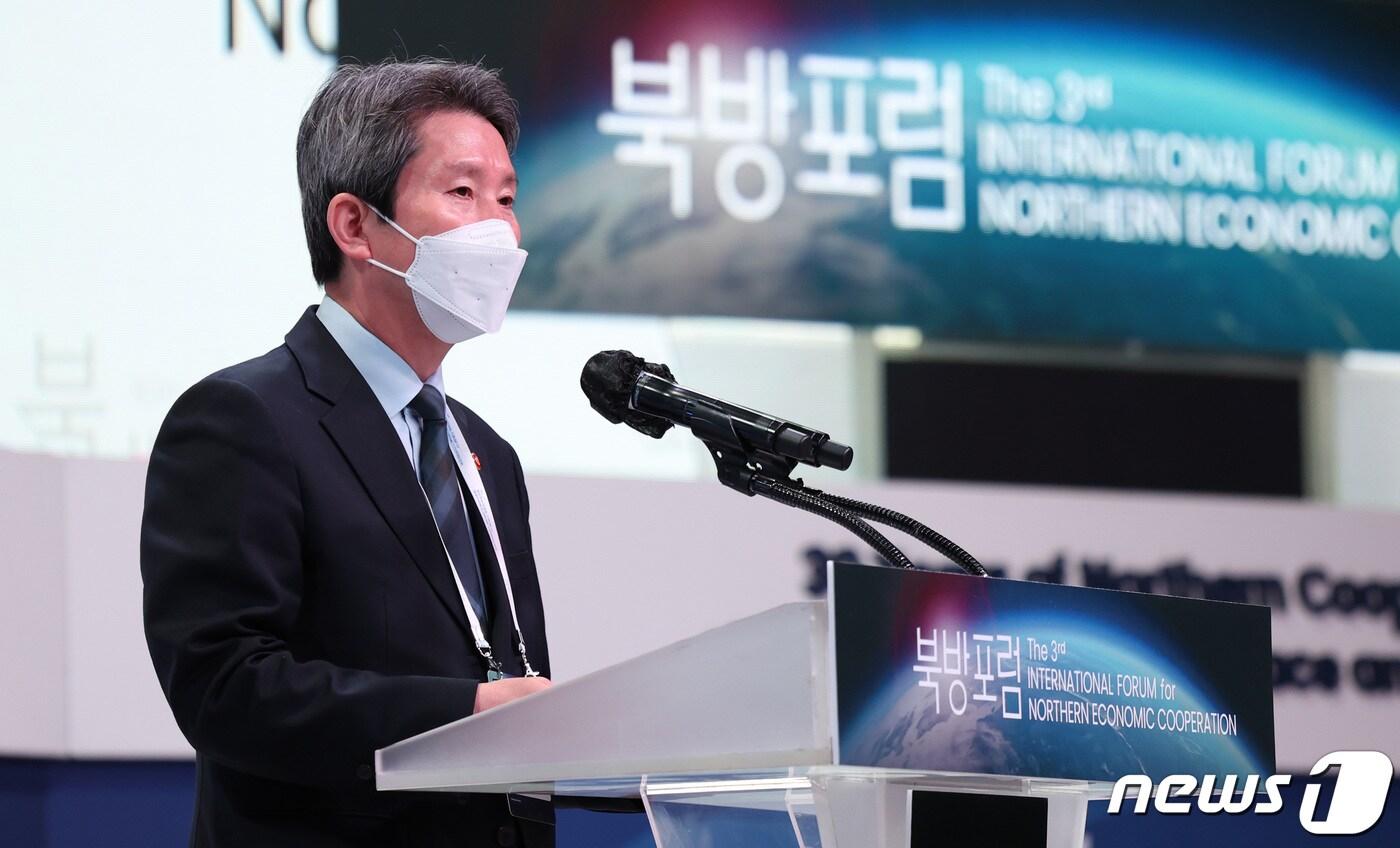 본문 이미지 - 이인영 통일부 장관이 18일 서울 중구 신라호텔에서 열린 제3차 북방포럼 개회식에서 축사를 하고 있다. 2021.11.18/뉴스1 ⓒ News1 박지혜 기자