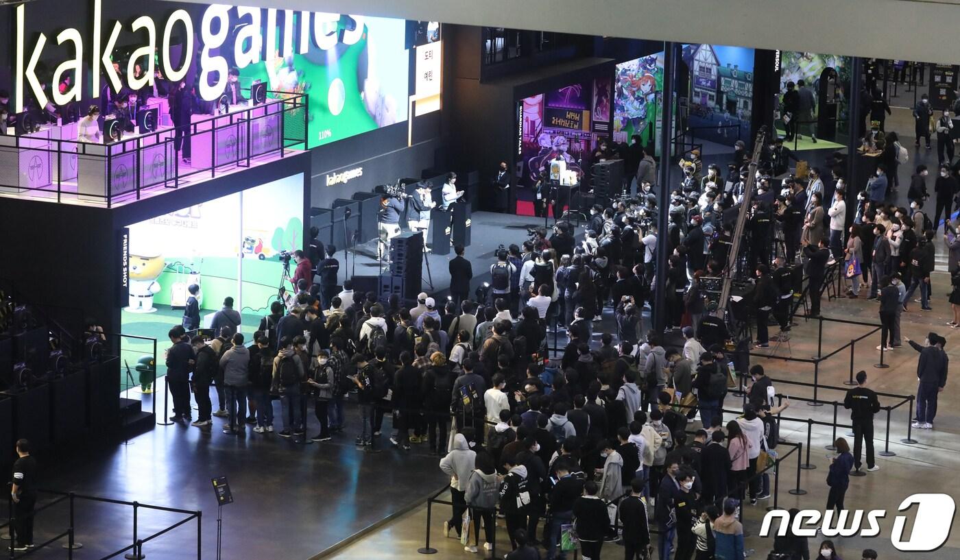 본문 이미지 - 18일 오전 부산 해운대구 벡스코 제1전시장에서 열린 국제게임전시대회 '지스타'를 찾은 관람객들이 부스에서 게임을 하고 있다. 2021.11.18/뉴스1 ⓒ News1 여주연 기자