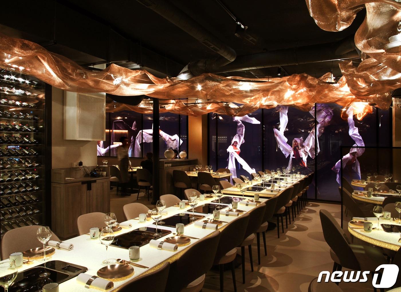 본문 이미지 - 제13회 피렌체 비엔날레에서 디자인 부문 최고상인 '레오나르도 다빈치'상을 수상한 '순그릴 샹젤리제 레스토랑'의 내부 모습. (순그릴 제공) 2021.11.18/뉴스1