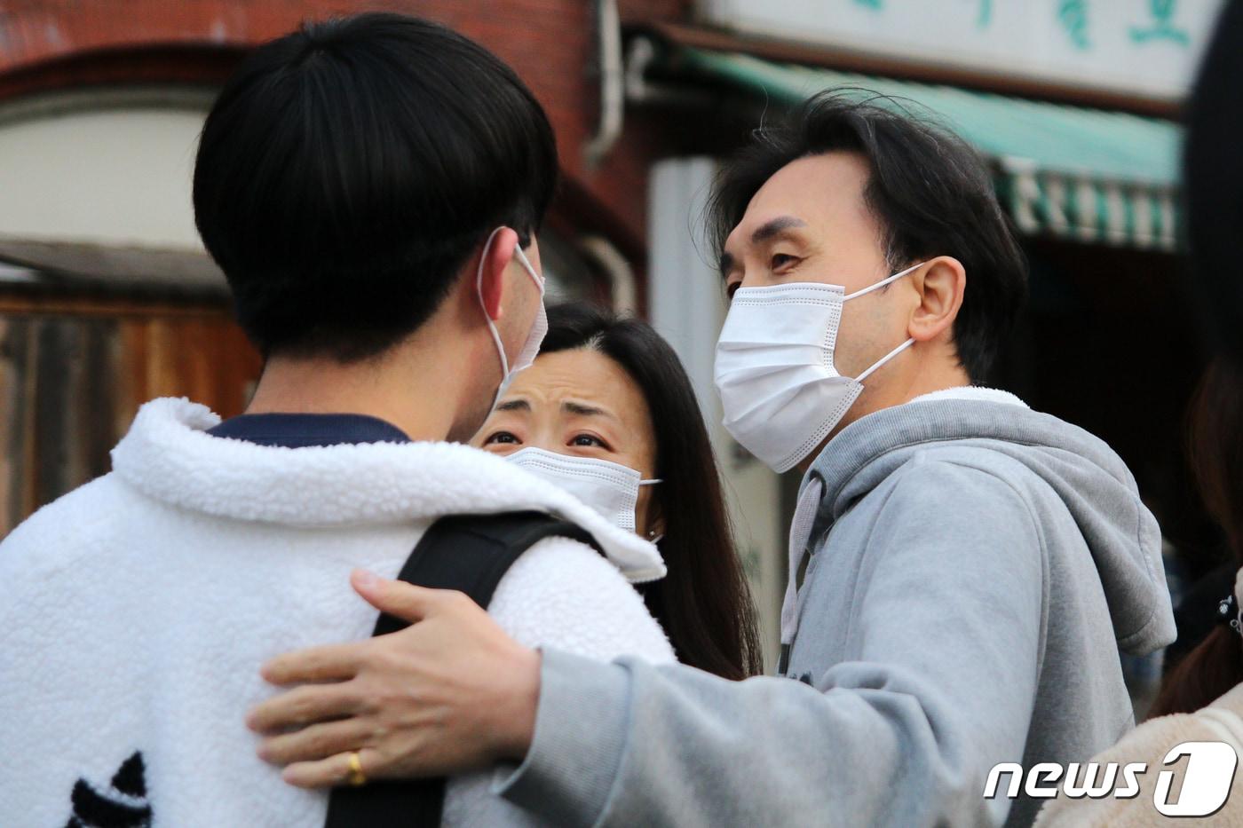 본문 이미지 - 2022학년도 대학수학능력시험일인 18일 오후 서울 서초고등학교에서 수험생들이 고사장을 나서며 가족과 이야기하고 있다.  ⓒ News1 김민수 기자