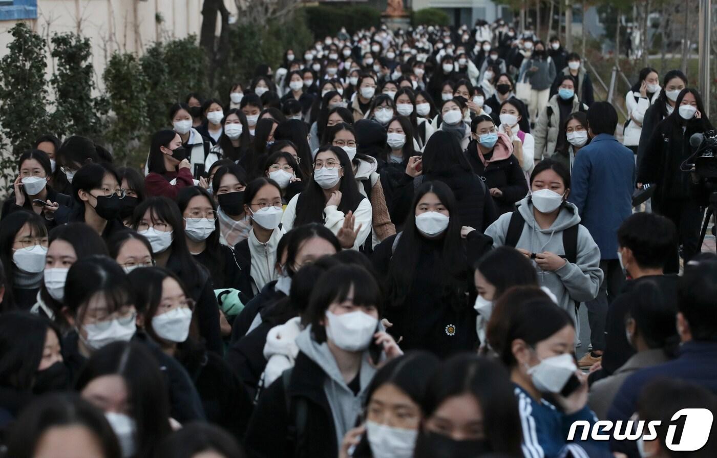 본문 이미지 - 2022학년도 대학수학능력시험이 치러진 18일 오후 울산 남구 울산여자고등학교에서 시험을 마친 수험생들이 시험장을 나서고 있다. 2021.11.18/뉴스1 ⓒ News1 윤일지 기자