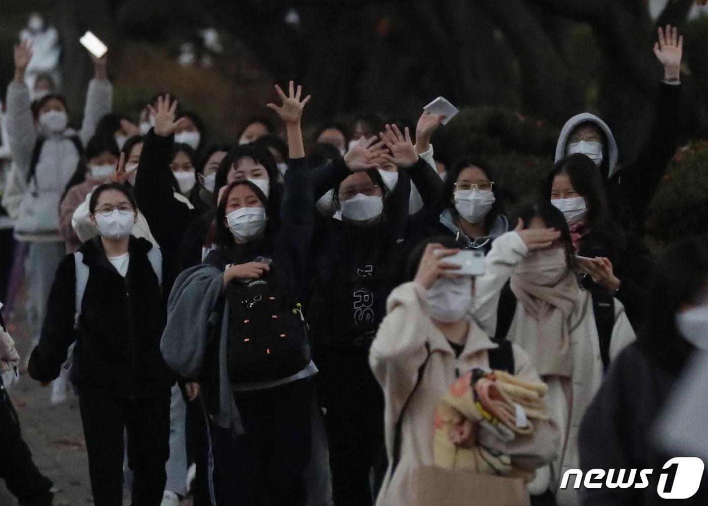본문 이미지 - 18일 오후 경기도 수원시 팔달구 영복여자고등학교에서 2022학년도 대학수학능력시험을 마친 수험생들이 교문을 나서고 있다. /뉴스1 ⓒ News1 김영운 기자