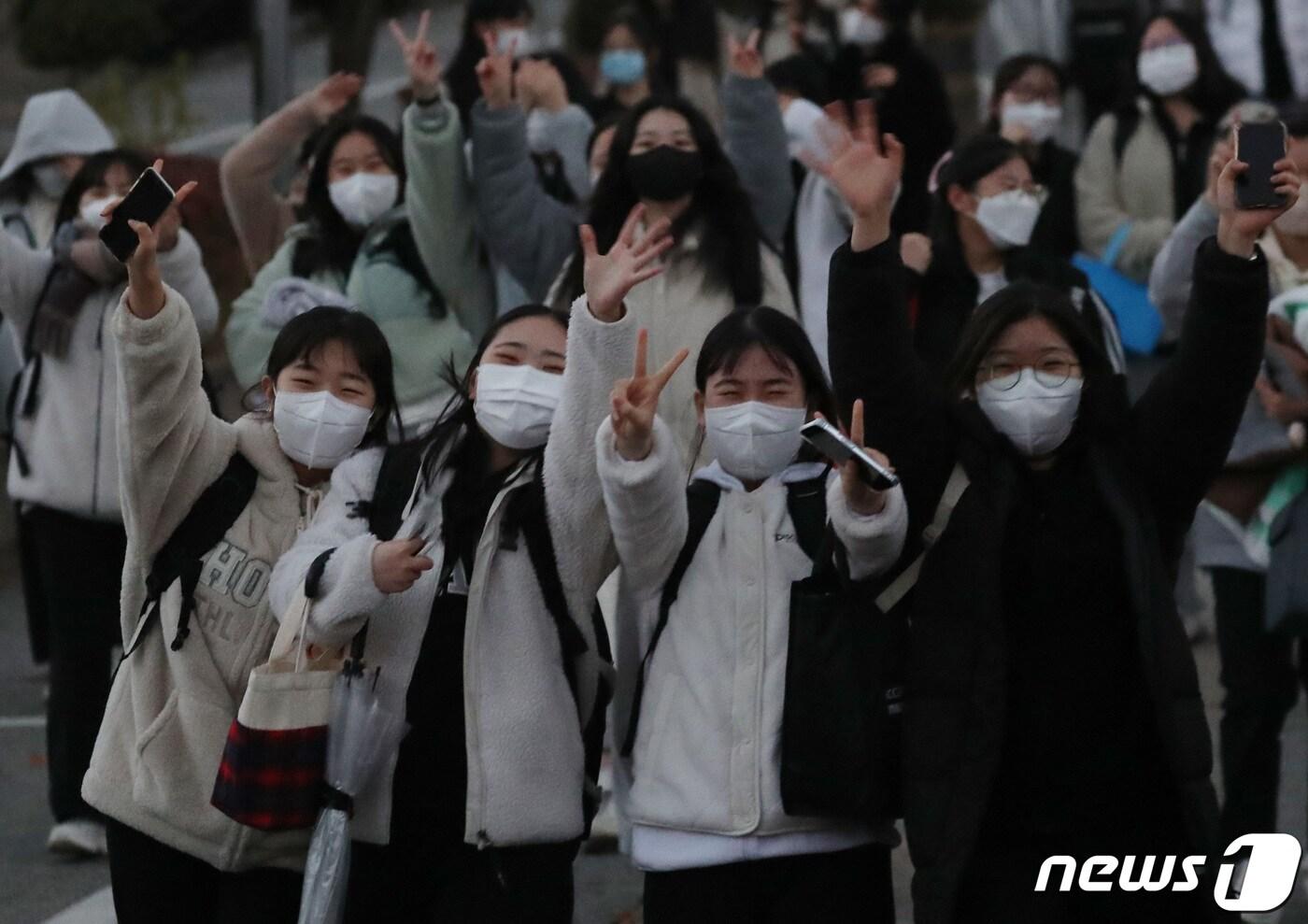 본문 이미지 - 18일 오후 경기도 수원시 팔달구 영복여자고등학교에서 2022학년도 대학수학능력시험을 마친 수험생들이 교문을 나서고 있다. /뉴스1 ⓒ News1 김영운 기자