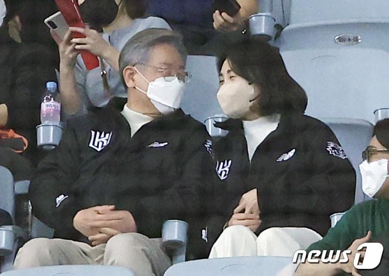 본문 이미지 - 이재명 더불어민주당 대선 후보와 부인인 김혜경씨가 18일 오후 서울 구로구 고척스카이돔에서 열린 '2021 신한은행 쏠 KBO 한국시리즈’ 4차전 KT위즈와 두산 베어스의 경기를 관람하고 있다. 2021.11.18/뉴스1 ⓒ News1 조태형 기자