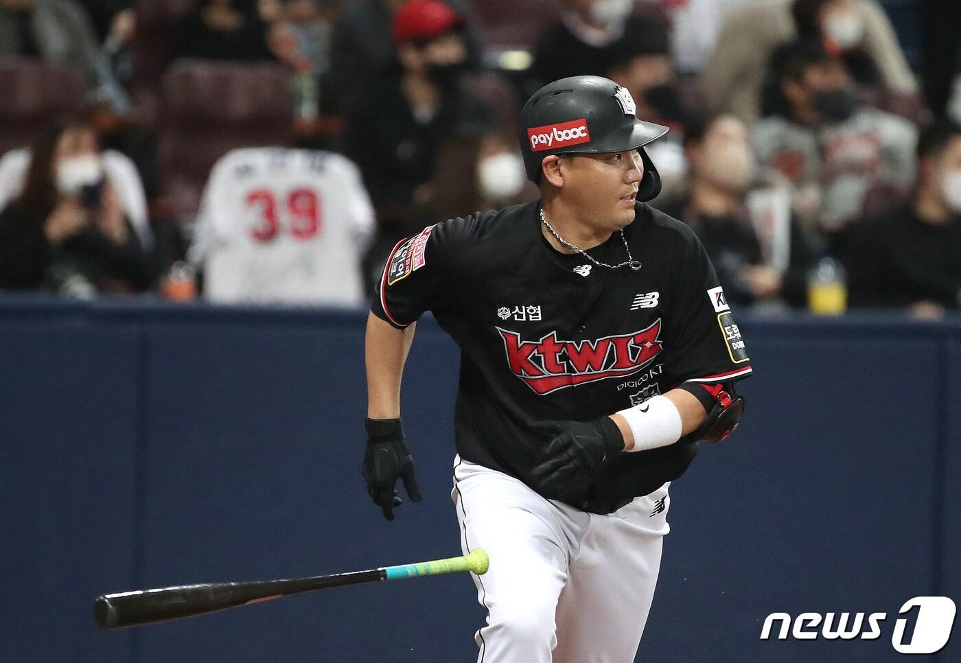 본문 이미지 - 18일 오후 서울 구로구 고척스카이돔에서 열린 '2021 신한은행 쏠 KBO 한국시리즈’ 4차전 kt 위즈와 두산 베어스의 경기 1회초 2사 3루 상황 kt 장성우가 두산 곽빈을 상대로 1타점 적시타를 치고 있다. 2021.11.18/뉴스1 ⓒ News1 임세영 기자