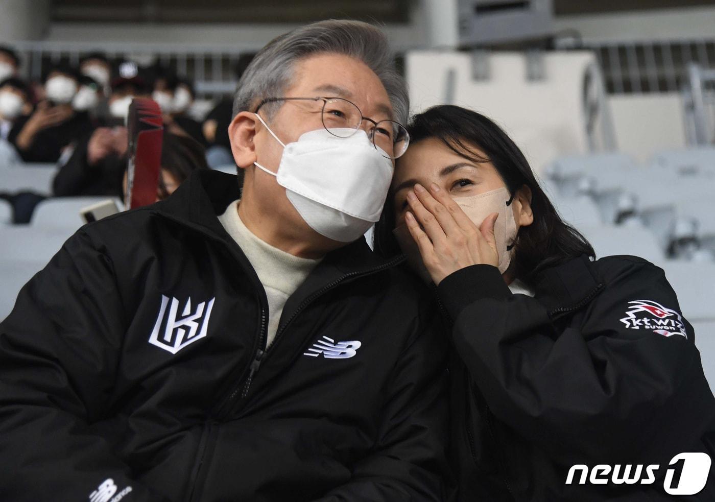 이재명 더불어민주당 대선 후보와 부인 김혜경 씨가 18일 오후 서울 고척스카이돔에서 열린 '2021 신한은행 SOL KBO리그' KT 위즈와 두산 베어스의 한국시리즈 4차전에서 귀엣말을 나누고 있다. 2021.11.18/뉴스1 ⓒ News1 국회사진취재단