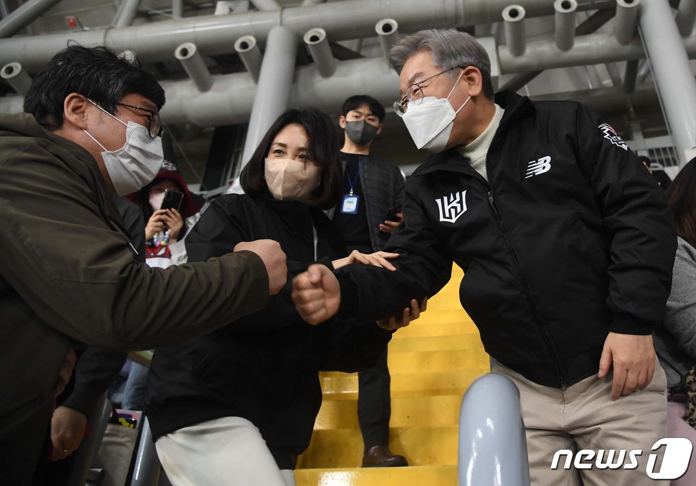 본문 이미지 - 이재명 더불어민주당 대선 후보와 부인 김혜경 씨가 18일 오후 서울 고척스카이돔에서 열린 '2021 신한은행 SOL KBO리그' KT 위즈와 두산 베어스의 한국시리즈 4차전에서 야구팬들과 인사를 나누고 있다. 2021.11.18/뉴스1 ⓒ News1 국회사진취재단