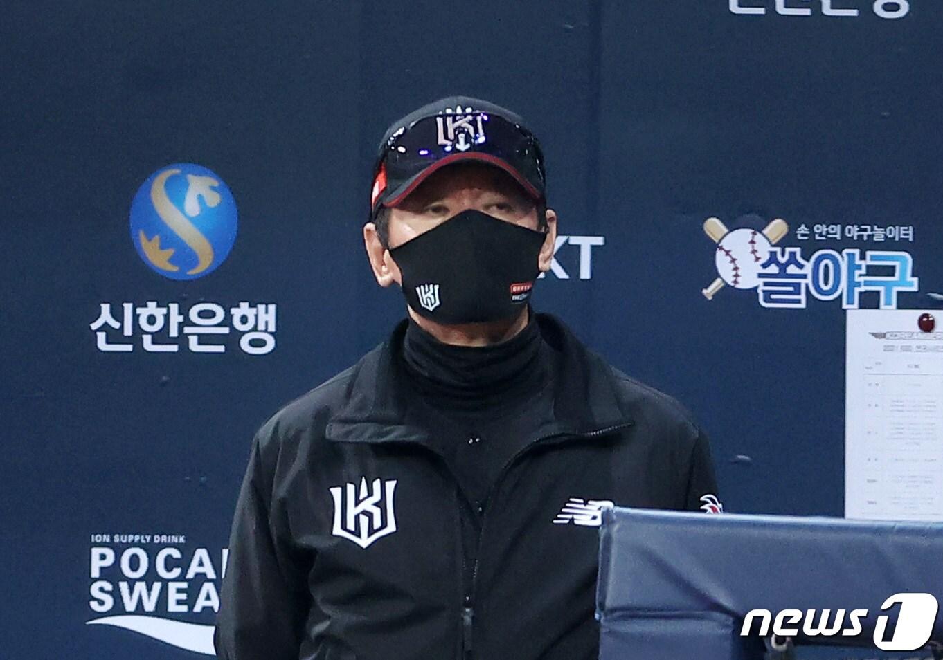 본문 이미지 - 18일 오후 서울 구로구 고척스카이돔에서 열린 '2021 신한은행 쏠 KBO 한국시리즈’ 4차전 kt 위즈와 두산 베어스의 경기, 3회초 kt 이강철 감독이 경기를 지켜보고 있다. 2021.11.18/뉴스1 ⓒ News1 조태형 기자