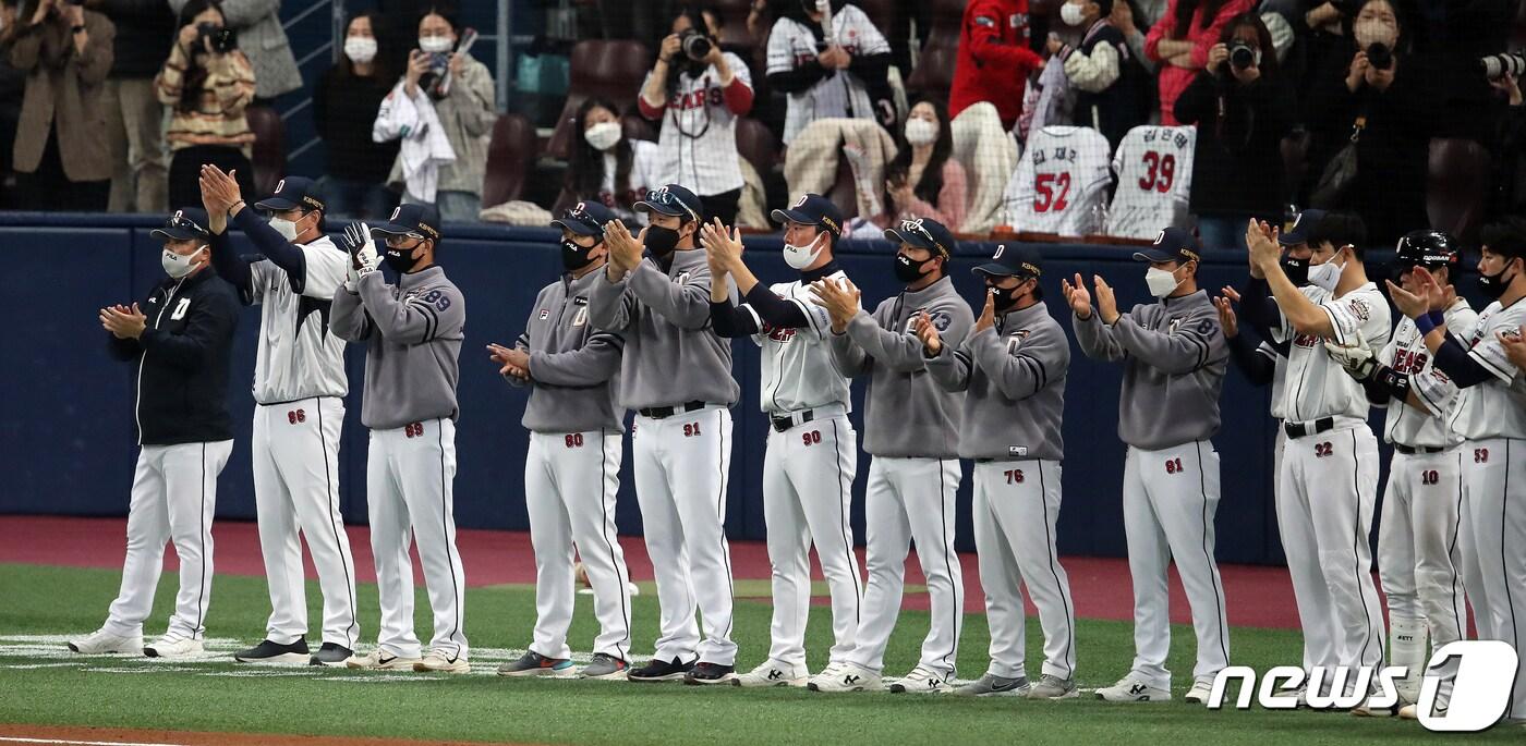 2021 한국시리즈에서 준우승을 차지한 두산 선수단이 KT 위즈 선수단을 향해 박수를 보네주는 모습. (뉴스1 DB) 2021.11.18/뉴스1 ⓒ News1 김진환 기자