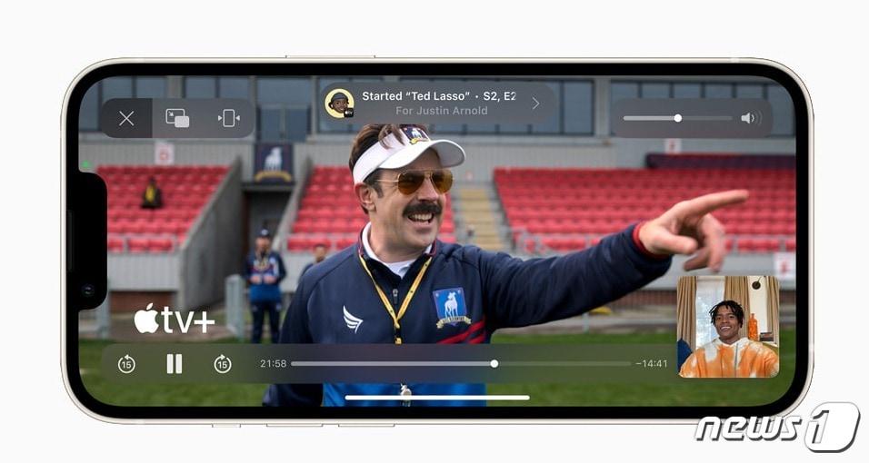 본문 이미지 - 애플이 페이스타임(FaceTime) 통화를 하면서 상대방과 함께 TV나 영화를 시청하고 음악을 들으며, 운동을 할 수 있는 '쉐어플레이(SharePlay)' 기능을 공개했다. 사진은 페이스타임을 하면서 상대방과 애플TV+를 시청하는 모습. ⓒ 뉴스1