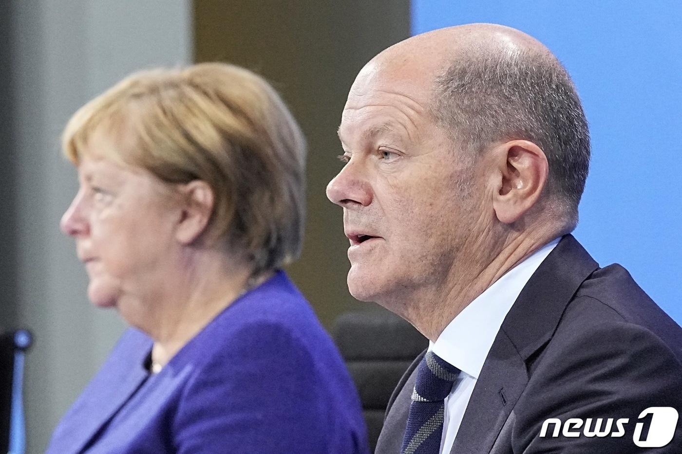 앙겔라 메르켈(왼쪽)과 올라프 숄츠 전 독일 총리. ⓒ 로이터=뉴스1 ⓒ News1 최서윤 기자