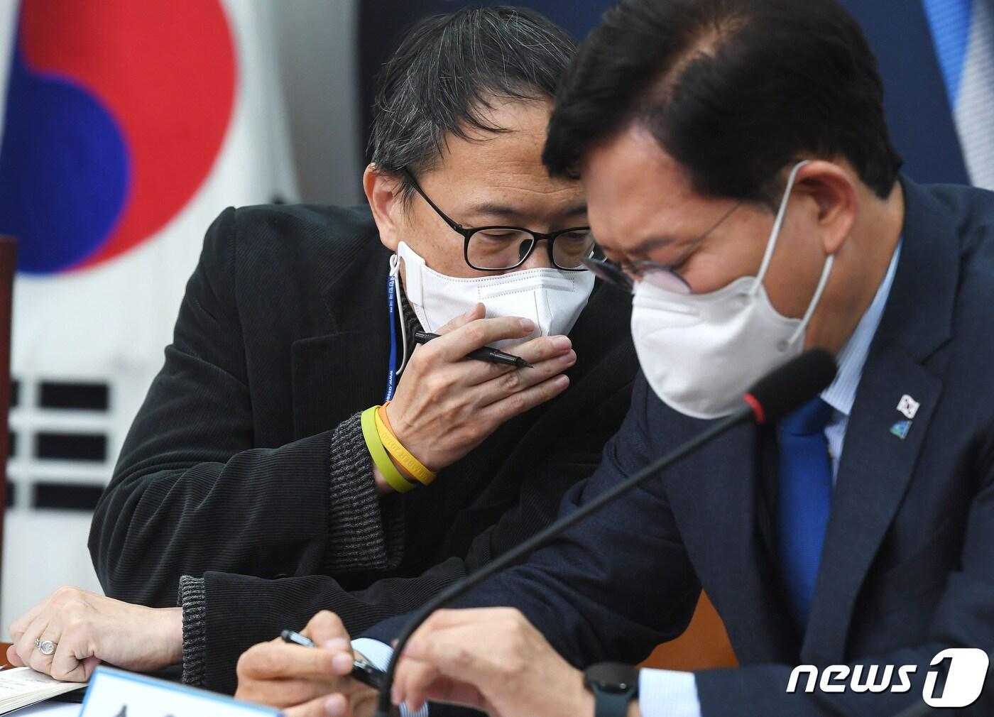 본문 이미지 - 2021년 11월 19일 박주민(왼쪽) 윤석열 일가 부정부패 국민검증 특별위원회 공동위원장과 송영길 더불어민주당 상임선거대책위원장이 서울 여의도 국회에서 열린 '윤석열일가 부정부패 국민검증특위 1차 회의'에서 귀엣말을 나누고 있다. ⓒ News1 이동해 기자