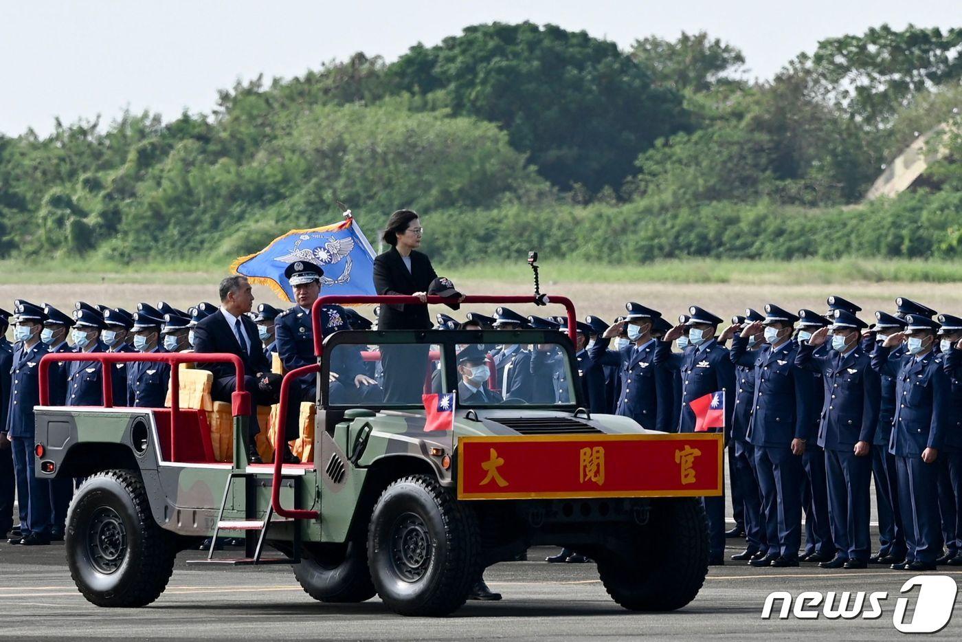 차이잉원 대만 총통이 18일 (현지시간) 자이 공군기지에서 공군을 사열하고 있다. ⓒ AFP=뉴스1 ⓒ News1 우동명 기자