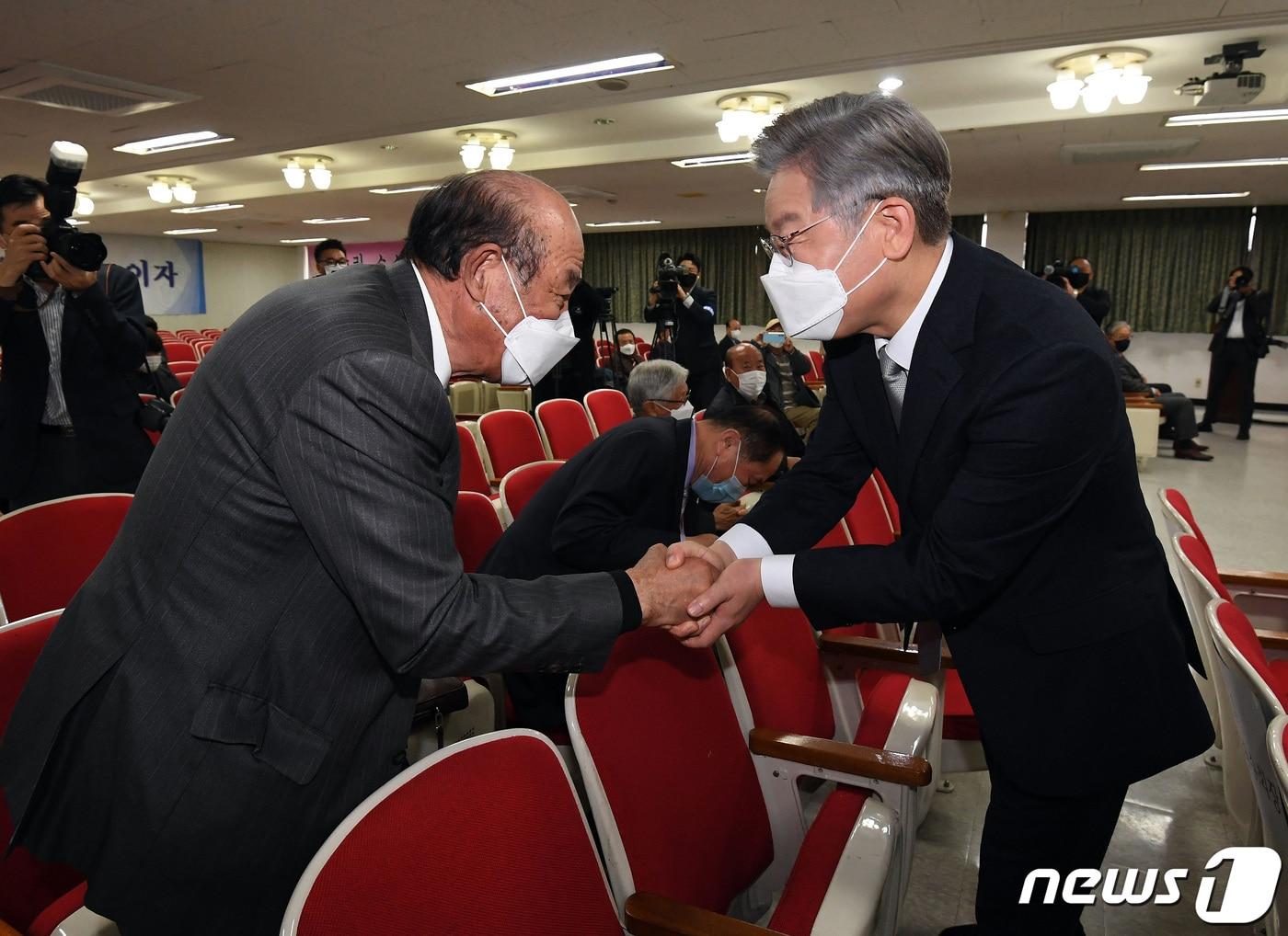 본문 이미지 - 이재명 더불어민주당 대선후보가 19일 오전 서울 종로구 경주이씨중앙화수회관에서 열린 제29대 5차 상임회장단회의 참석자들과 인사나누고 있다. 2021.11.19/뉴스1 ⓒ News1 국회사진취재단