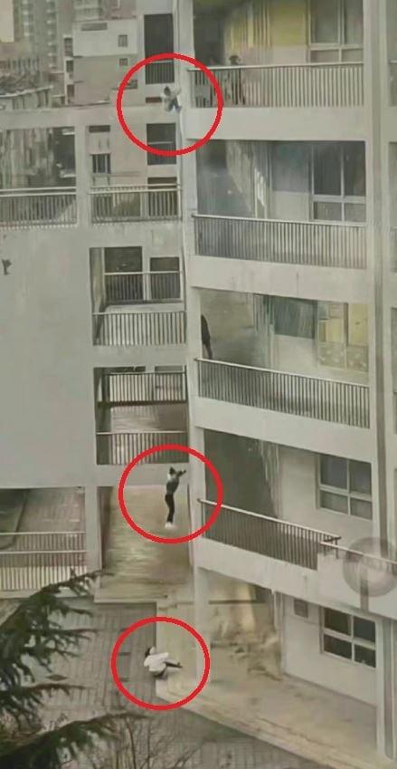 본문 이미지 - 최근 중국 장쑤성의 한 초등학교에서 발생한 집단 투신 사건 현장. (중국 웨이보 갈무리) ⓒ 뉴스1