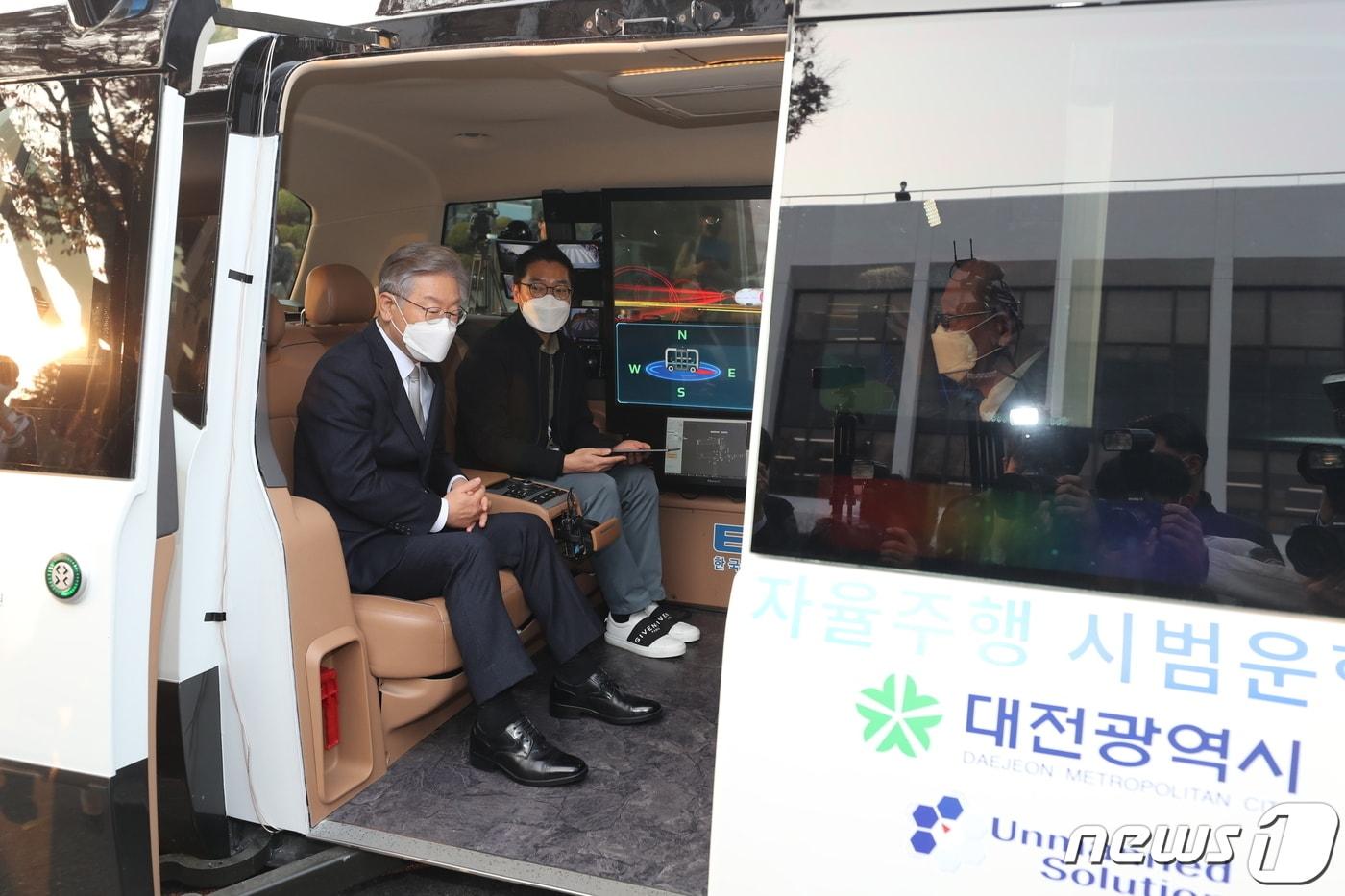 이재명 더불어민주당 대선 후보가 19일 오후 대전 유성구 한국전자통신연구원(ETRI)을 방문해 자율주행자동차 ‘오토비’를 시승하고 있다. 2021.11.19/뉴스1 ⓒ News1 구윤성 기자