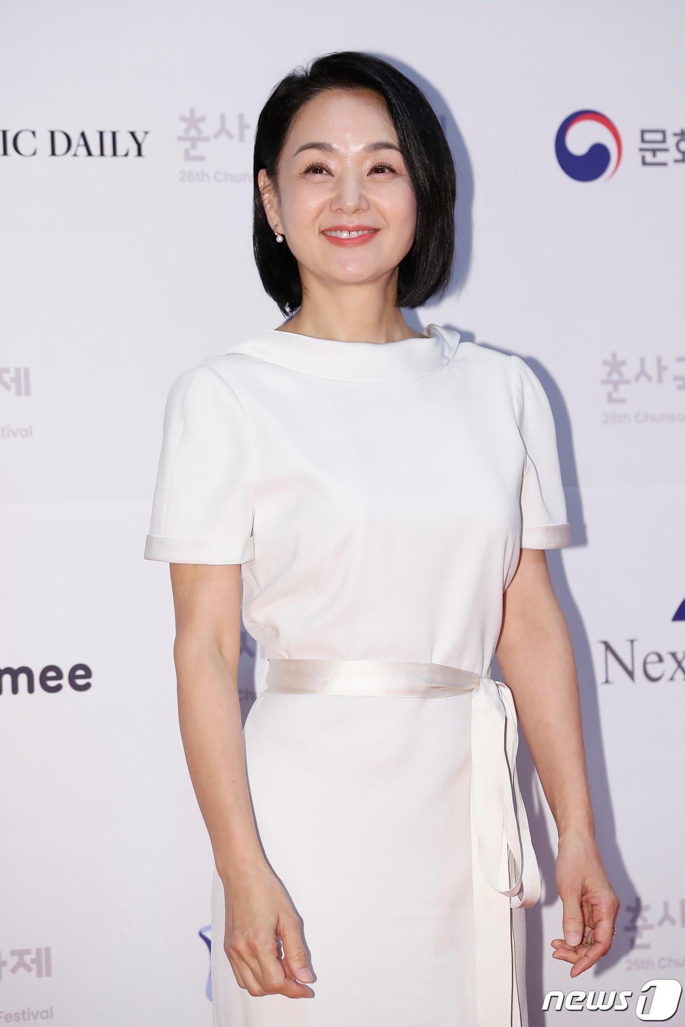 본문 이미지 - 배우 배종옥이 19일 오후 서울 강남구 CGV 청담씨네시티에서 열린 ‘제26회 춘사국제영화제’ 레드카펫 행사에 참석해 포즈를 취하고 있다. 2021.11.19./뉴스1 ⓒ News1 권현진 기자