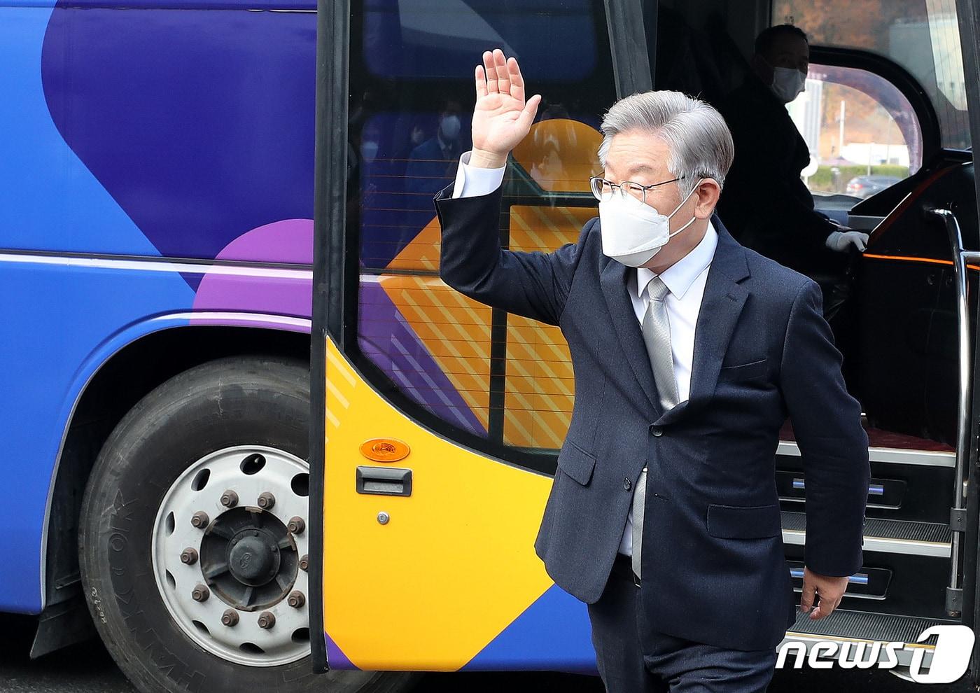 본문 이미지 - 이재명 더불어민주당 대선 후보가  26일부터 29일까지 3박4일 일정으로 매타버스를 타고 광주전남을 찾는다. 사진은 지난 19일 오후 대전 유성구 한국전자통신연구원(ETRI)을 방문해 손을 흔들고 있는 모습. 2021.11.19/뉴스1 ⓒ News1 구윤성 기자