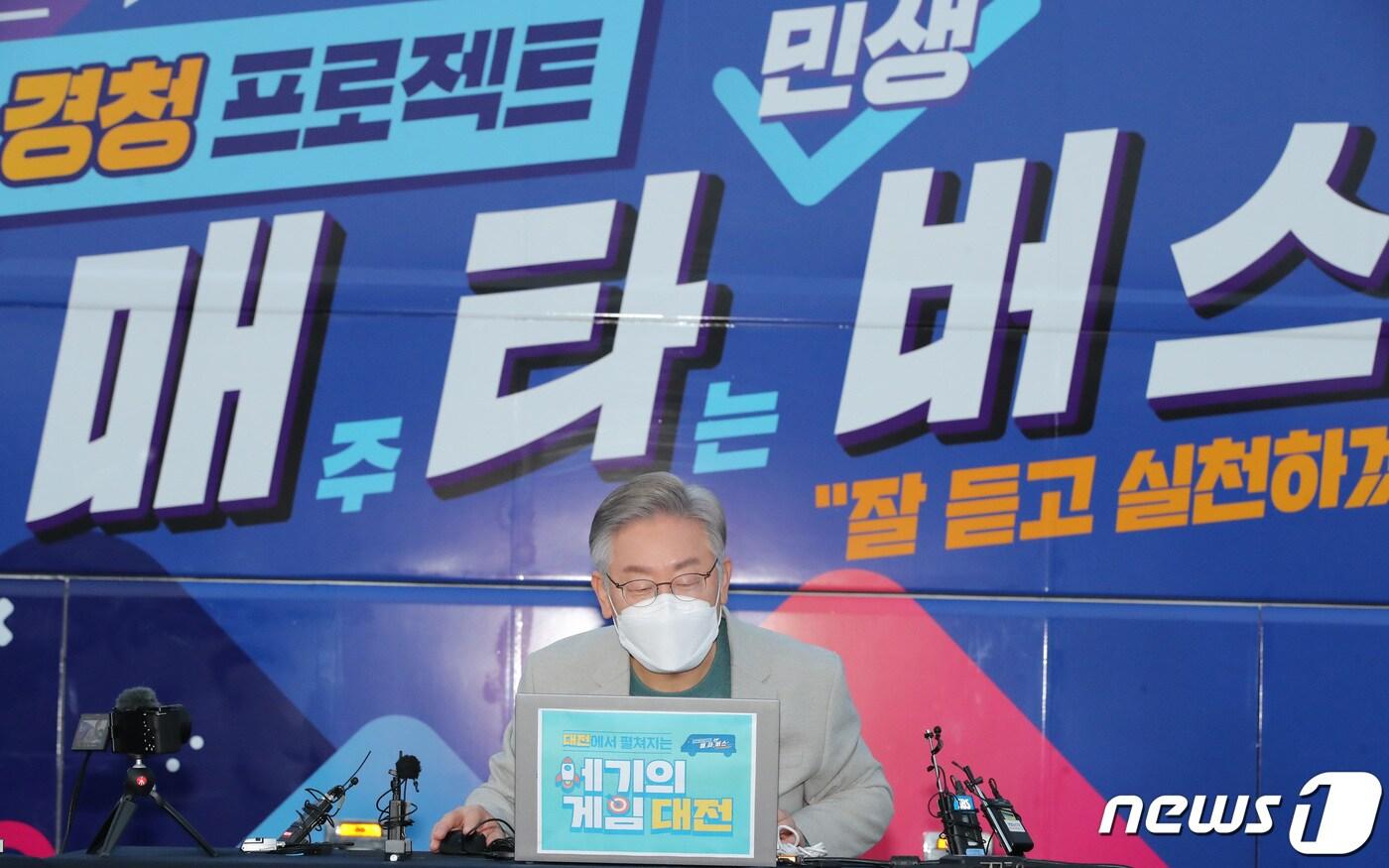 본문 이미지 - 이재명 더불어민주당 대선 후보가 19일 오후 대전 엑스포 시민광장을 찾아 G-스타 2021를 알리기 위한 퍼포먼스로 프로게이머들과 게임을 하고 있다. 2021.11.19/뉴스1 ⓒ News1 김기태 기자