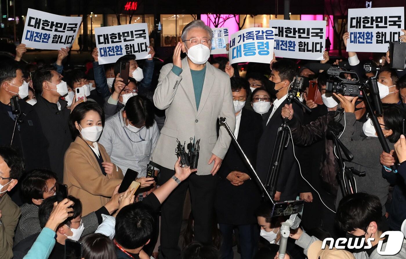 본문 이미지 - 이재명 더불어민주당 대선 후보가 지난 19일 오후 대전 둔산동 일대를 찾아 시민들에게 인사말을 하고 있다. 2021.11.19/뉴스1 ⓒ News1 구윤성 기자