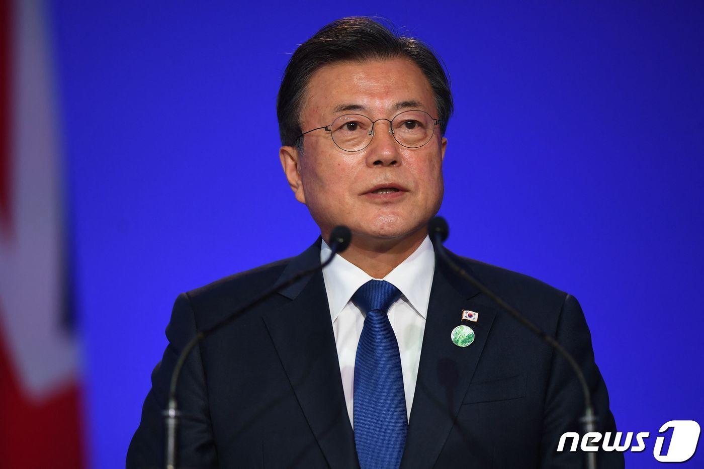 본문 이미지 - 문재인 대통령이 2021년 11월1일(현지시간) 영국 글래스고에서 열린 제26차 유엔 기후변화협약 당사국총회(COP26)에 참석해 정상 기조연설을 하고 있다. ⓒ AFP=뉴스1