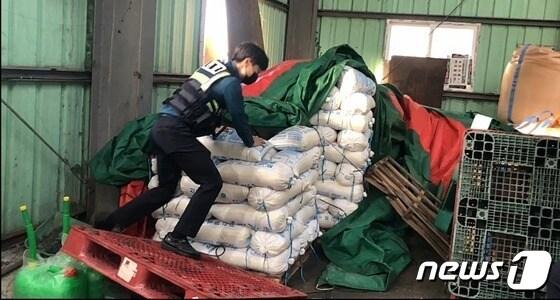 본문 이미지 - 무안경찰이 중국산 소금을 신안 천일염으로 재포장한 유통업체를 적발하는 모습.(무안 경찰서 제공)2021.10.20/뉴스1 ⓒ 뉴스1 ⓒ 뉴스1