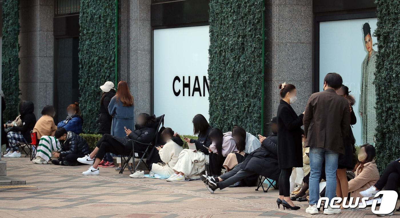 본문 이미지 - 서울 중구 신세계백화점 본점에서 시민들이 입장을 위해 줄 서 있다. ⓒ News1 