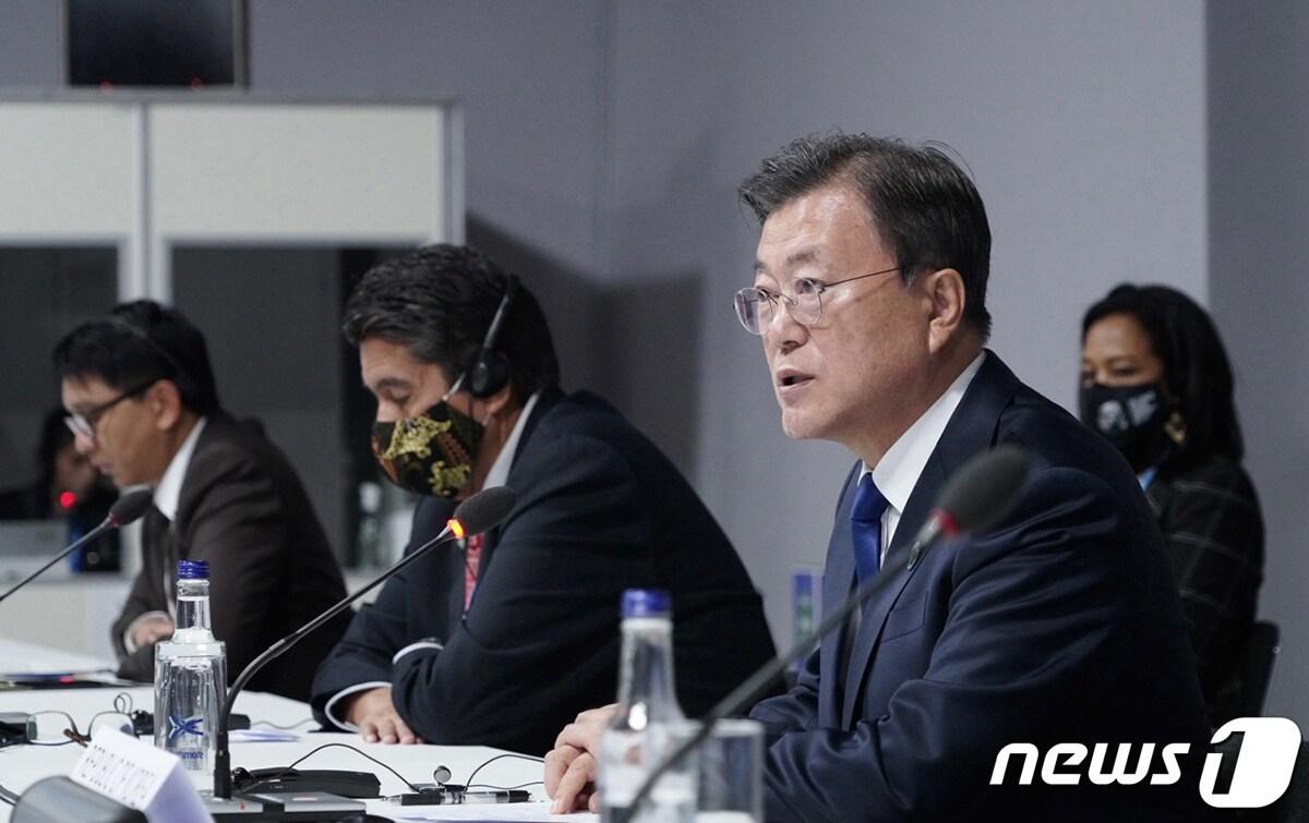 본문 이미지 - 문재인 대통령이 1일(현지시간) 영국 글래스고 스코틀랜드 이벤트 캠퍼스(SEC)에서 열린 제26차 유엔 기후변화협약 당사국총회(COP26) 의장국 프로그램 '행동과 연대'에서 발언하고 있다.(청와대 제공) 2021.11.2/뉴스1