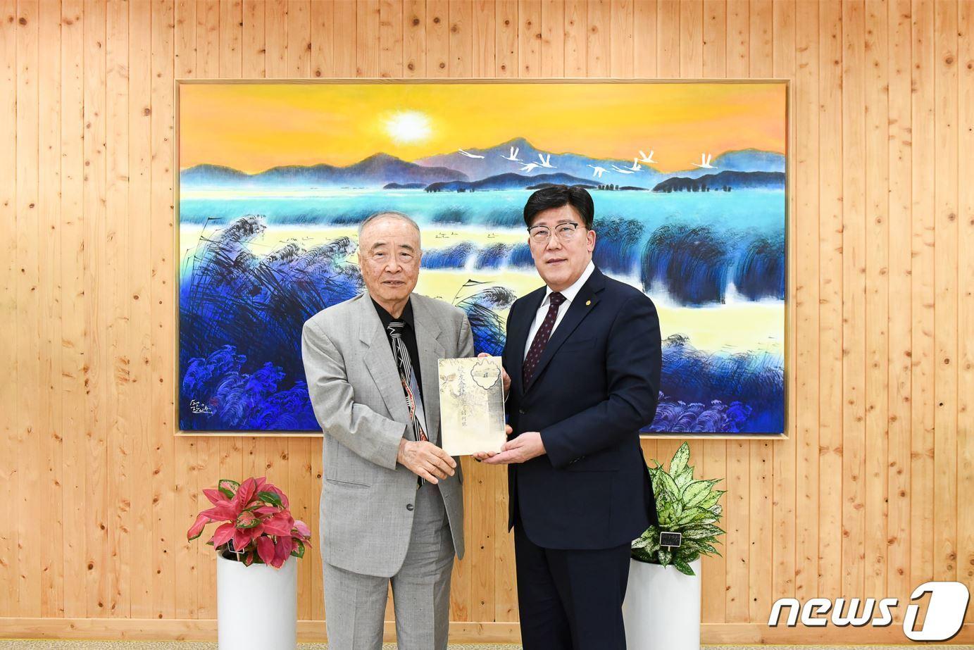 본문 이미지 - 고 강운 최승효 선생의 차남인 최창준 선생&#40;왼쪽&#41;이  고영진 순천대 총장에게 1939년 발행된 순천공립농업학교 시절 교우회지 창간호 영인본 1점과 일제강점기~해방 후 교과서 30점을 전달하고 있다. &#40;순천대 제공&#41;2021.11.2/ⓒ 뉴스1