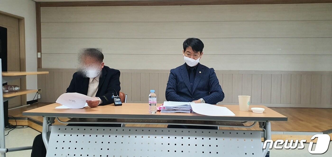 친구 의붓아버지에게 성범죄를 당하고 극단적인 선택을 한 충북 청주 여중생 A양의 유족이 지난 2일 충북NGO센터 대회의실에서 사건 관련 제보 요청을 하고 있다.2021.11.2/ⓒ 뉴스1 조준영 기자