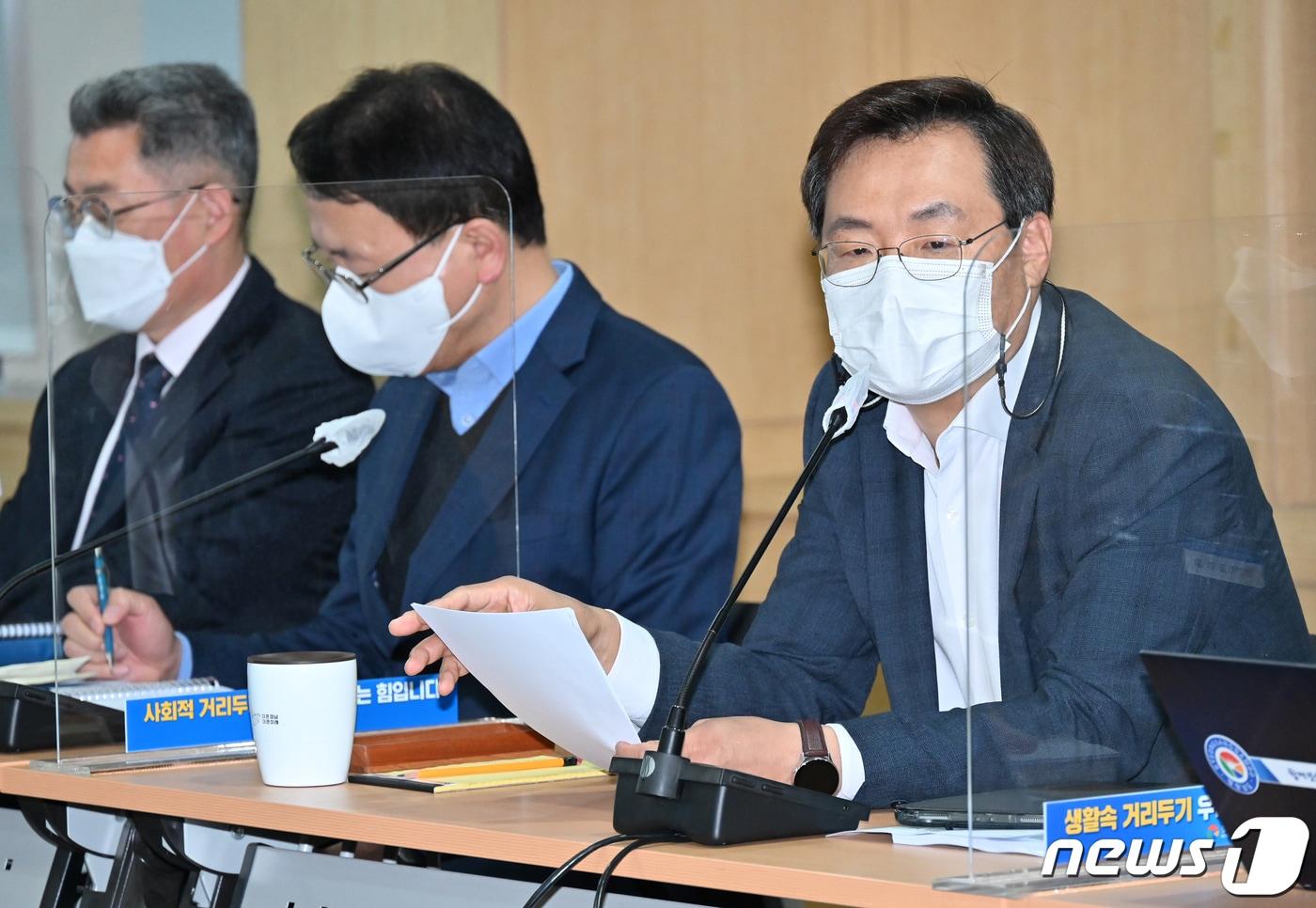 본문 이미지 - 하병필 경남도지사 권한대행이 2일 도청 도정회의실에서 진행된 '11월 확대간부회의'를 진행하고 있다.(경남도 제공)2021.11.2.ⓒ 뉴스1