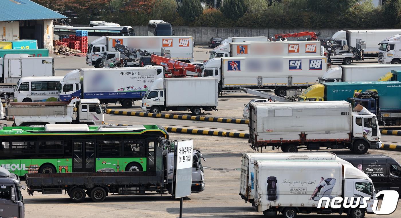 중국의 요소 수출 제한으로 '요소수 대란'이 일어난 지난 2021년 서울 서부트럭터미널에 화물차들이 주차돼 있다. 2021.11.2/뉴스1 ⓒ News1 조태형 기자