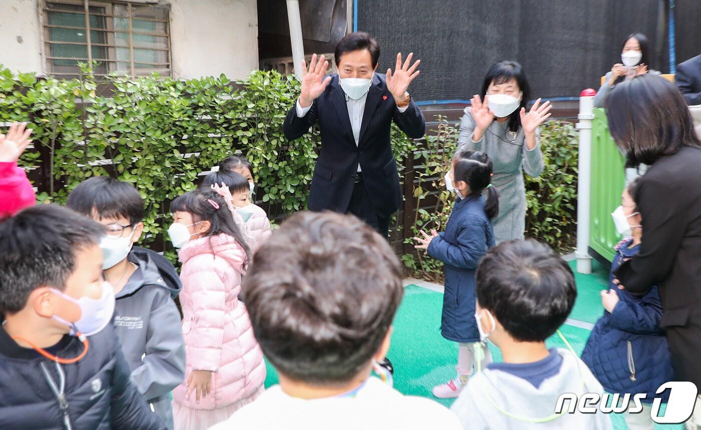 본문 이미지 - 오세훈 서울시장이 지난해 11월2일 오후 서울형 공유어린이집인 서울 영등포구 늘해랑어린이집을 방문해 아이들과 함께하고 있다. 2021.11.2/뉴스1 ⓒ News1 조태형 기자