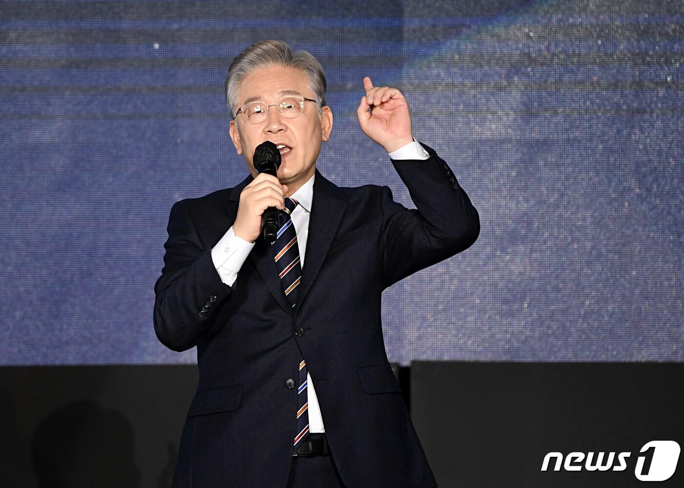 본문 이미지 - 이재명 더불어민주당 대선 후보가 2일 오후 서울 송파구 방이동 서울올림픽공원 KSPO돔에서 열린 더불어민주당 대한민국대전환 제20대 대통령선거 선거대책위원회 출범식에서 연설을 하고 있다. 2021.11.2/뉴스1 ⓒ News1 국회사진취재단