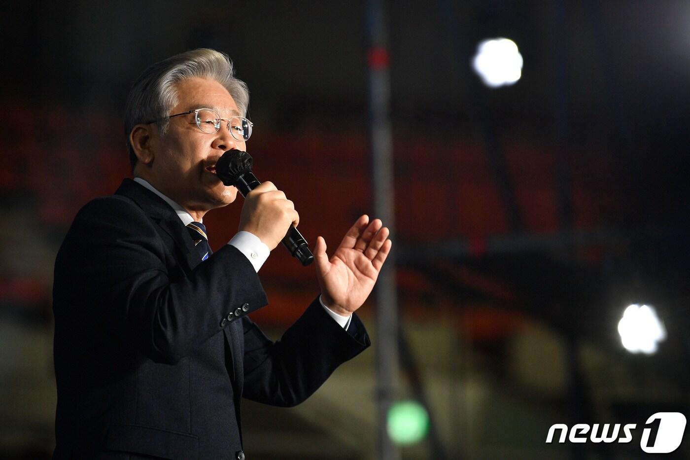 이재명 더불어민주당 대선 후보가 2일 서울 송파구 올림픽공원 체조경기장에서 열린 제20대 대통령선거 선거대책위원회 출범식에서 연설하고 있다. 2021.11.2/뉴스1 ⓒ News1 국회사진취재단