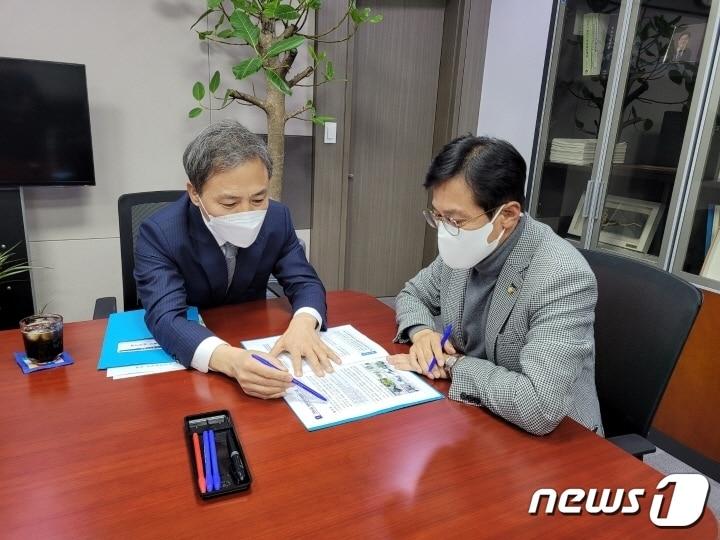 본문 이미지 - 김승수 시장이 2일 국회를 방문, 신영대 더불어민주당(군산시) 예결위 예산안 조정 소위위원을 만나 전주시가 중점 추진 중인 사업에 대한 예산반영 필요성을 적극 설명하고 협조를 당부하고 있다.(전주시 제공)ⓒ 뉴스1