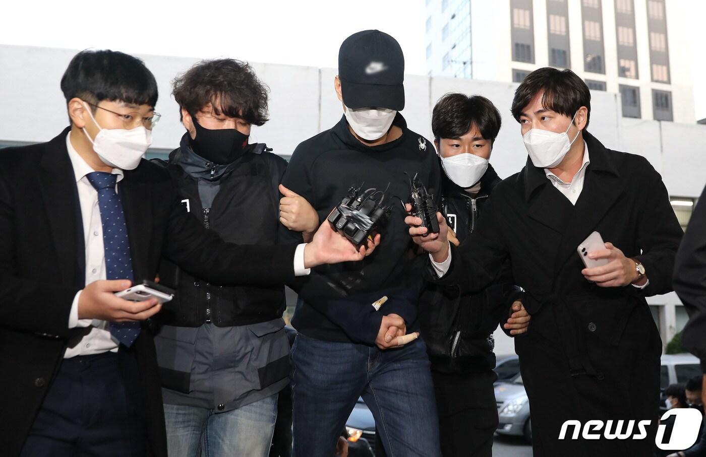본문 이미지 - 헤어진 여자친구를 찾아가 살해한 혐의를 받고 있는 '데이트폭력 살인사건 용의자' A씨가 도주 하루만인 20일 서울 중구 수표로 서울중부경찰서로 압송되고 있다. 2021.11.20/뉴스1 ⓒ News1 임세영 기자