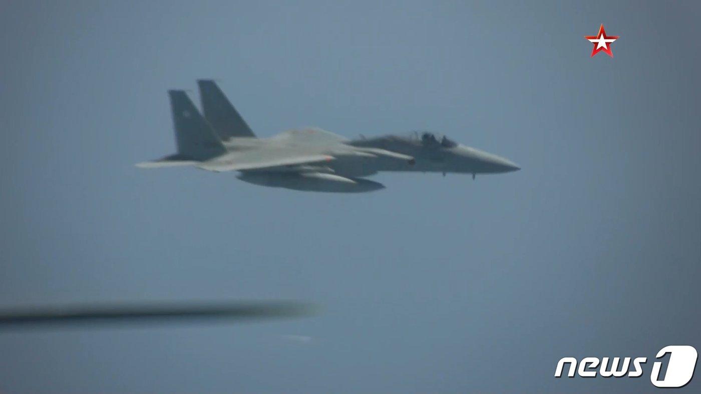 일본방공식별구역(JADIZ)에 진입한 러시아 공군 폭격기 투폴레프(Tu)-95MC에 대응하기 위해 출격한 일본 항공자위대 F-15 전투기 (TV즈베즈다) ⓒ 뉴스1 자료 사진