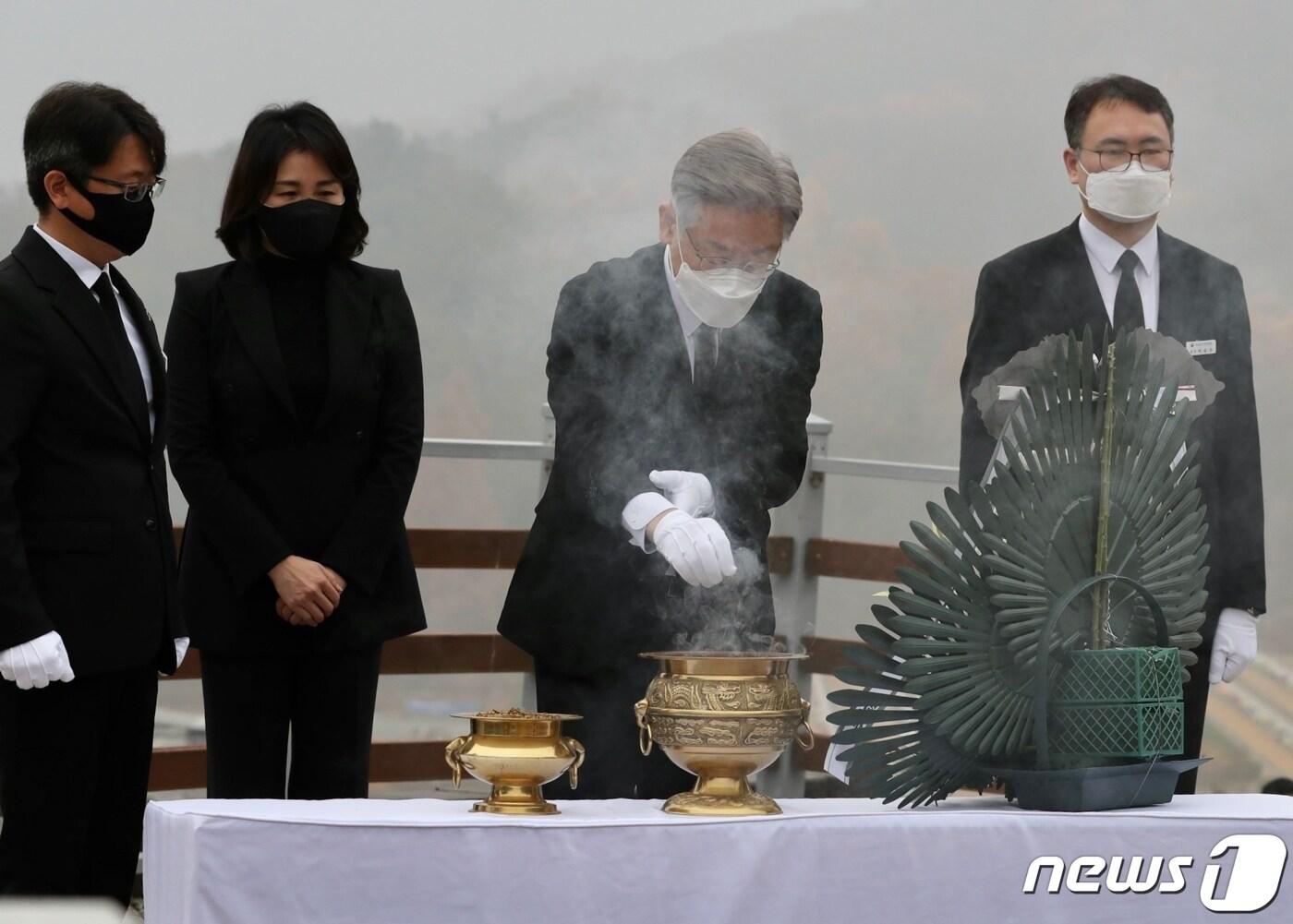 본문 이미지 - 이재명 더불어민주당 대선 후보와 부인 김혜경 씨가 21일 오전 국립대전현충원 연평도 포격 전사자 묘역을 찾아 참배하고 있다. 2021.11.21/뉴스1 ⓒ News1 구윤성 기자