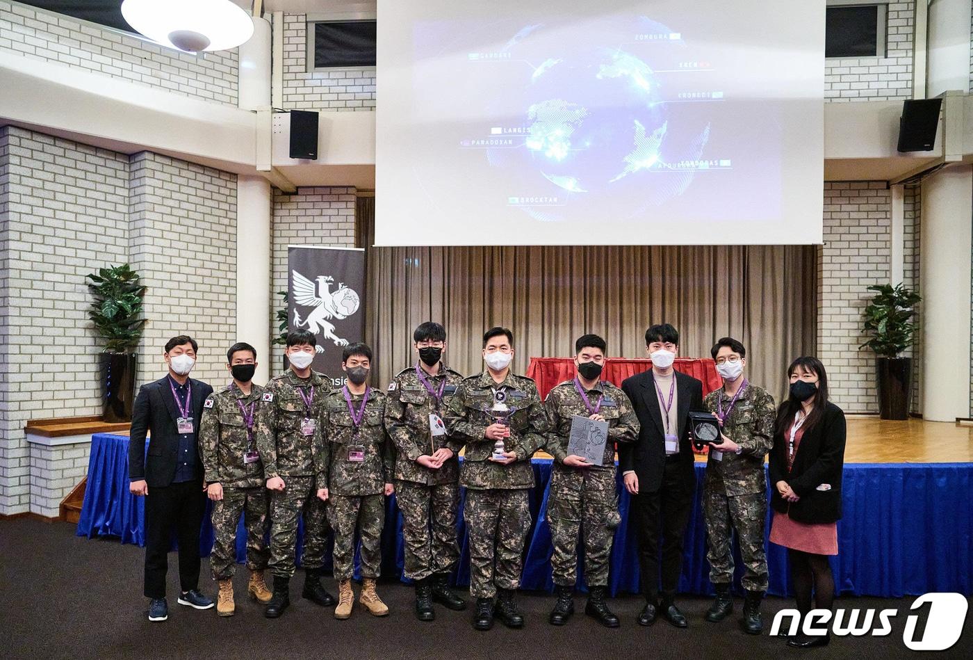 본문 이미지 - 한국군 대표팀이 지난 19일 네덜란드 헤이그에서 열린 국제 사이버 공격 및 방어훈련 'CYBERNET 2021'에서 준우승을 수상한 후 기념촬영을 하고 있다. (국방부 제공) 2021.11.21/뉴스1