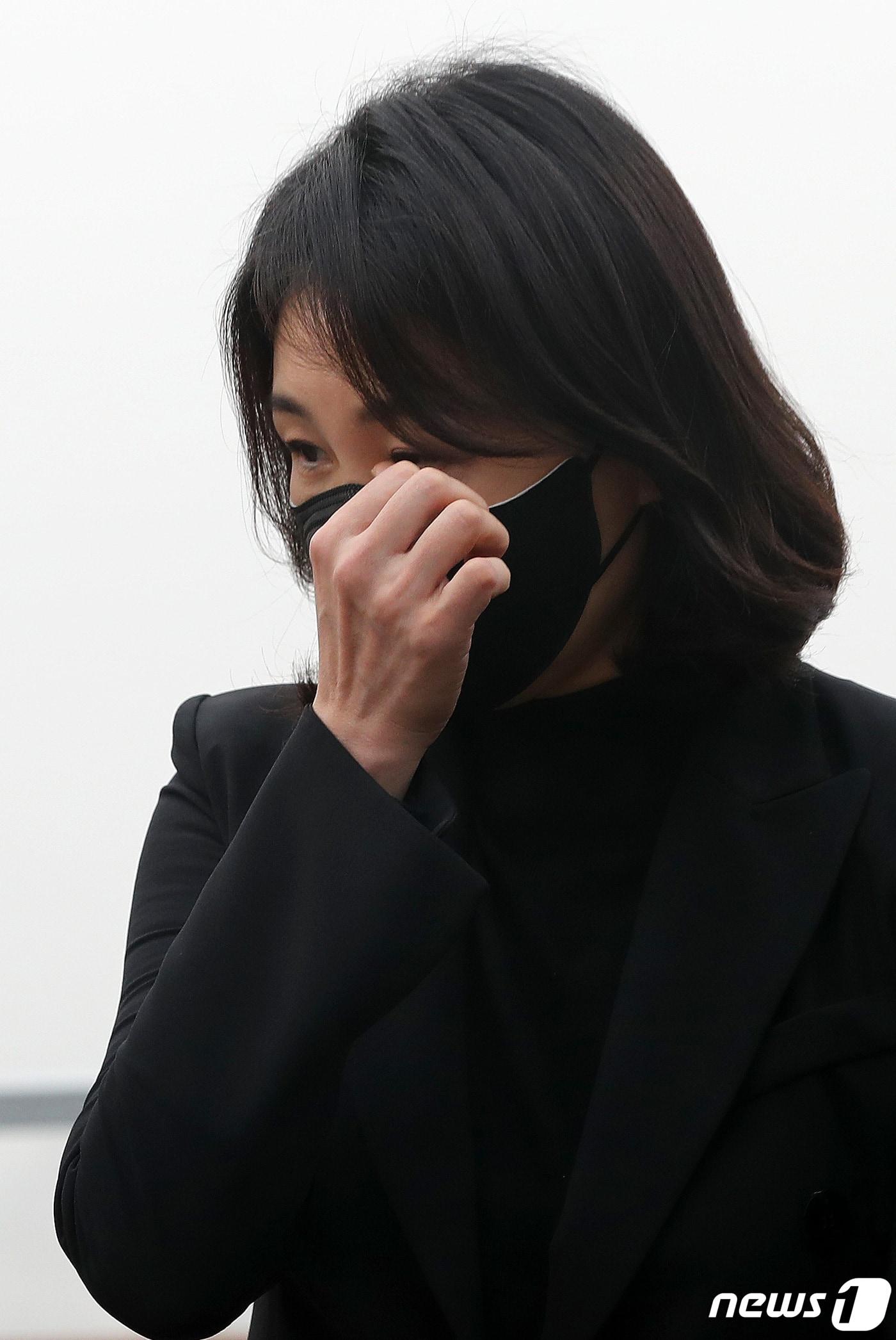 본문 이미지 - 이재명 더불어민주당 대선 후보의 부인 김혜경 씨가 지난 21일 오전 국립대전현충원 연평도 포격과 제2연평해전 전사자 묘역을 찾아 참배를 마치고 둘러보고 있다. 2021.11.21/뉴스1 ⓒ News1 구윤성 기자