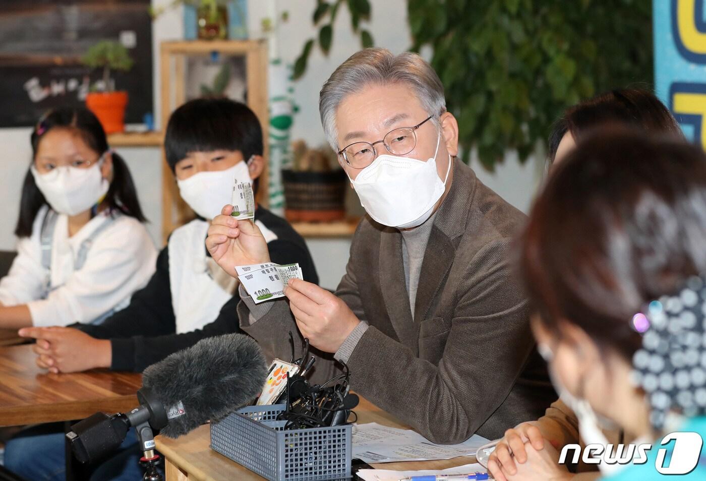 이재명 더불어민주당 대선 후보가 21일 오전 충북 보은군 보은마루에서 열린 '판동초등학교 학생들과 함께하는 국민반상회'에 참석해 학생, 학부모들과 대화하고 있다.  2021.11.21/뉴스1 ⓒ News1 구윤성 기자